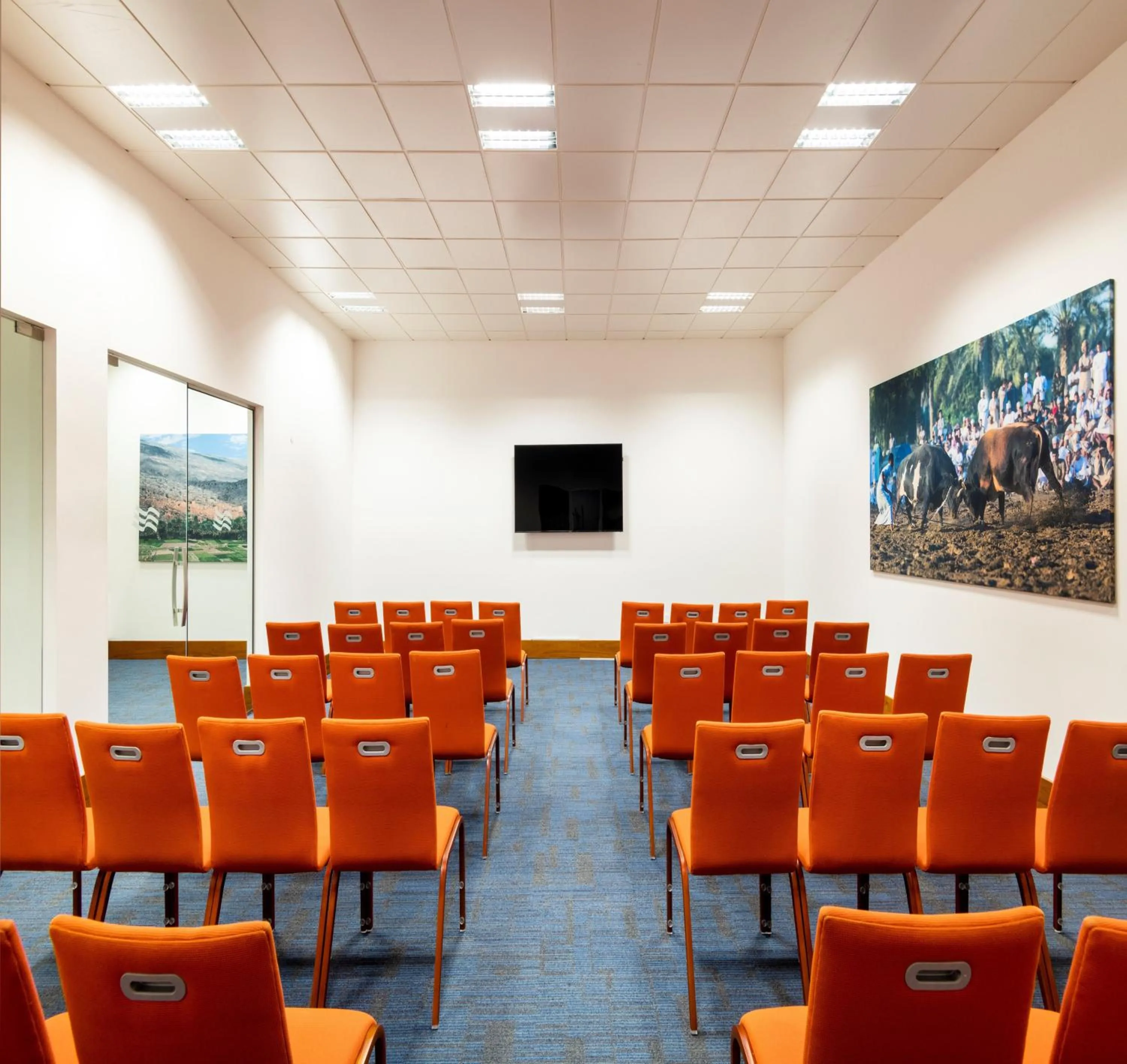 Meeting/conference room in Crowne Plaza Muscat OCEC by IHG