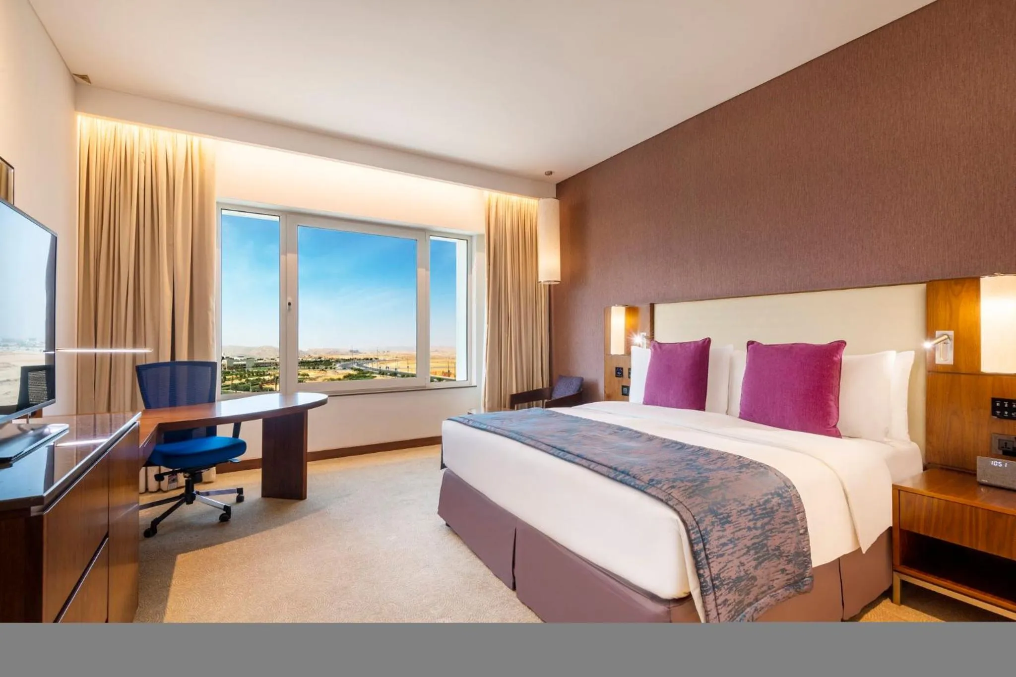 Photo of the whole room, Bed in Crowne Plaza Muscat OCEC by IHG
