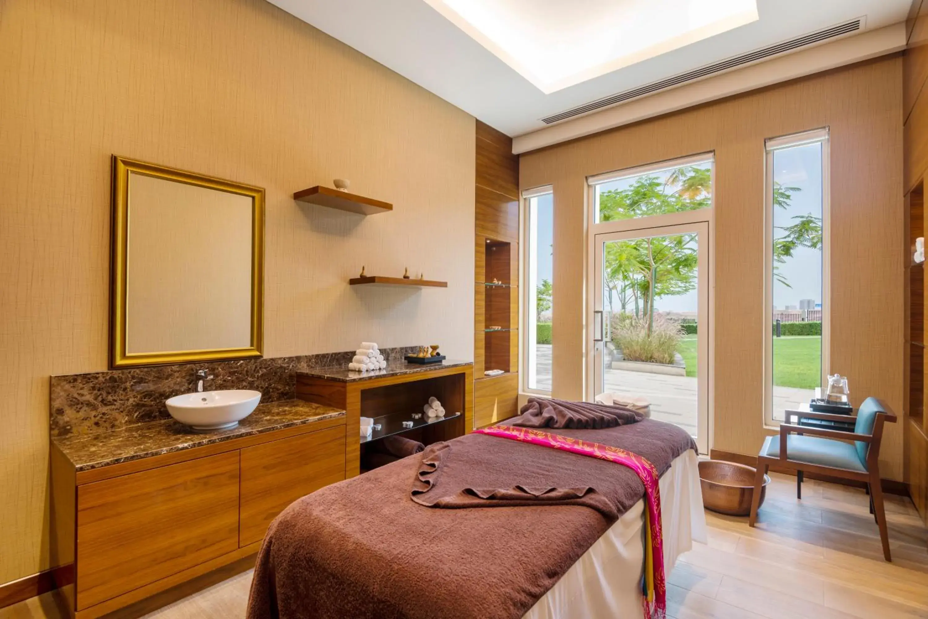 Spa and wellness centre/facilities, Bed in Crowne Plaza Muscat OCEC by IHG Spa and wellness centre/facilities, Bed in Crowne Plaza Muscat OCEC by IHG