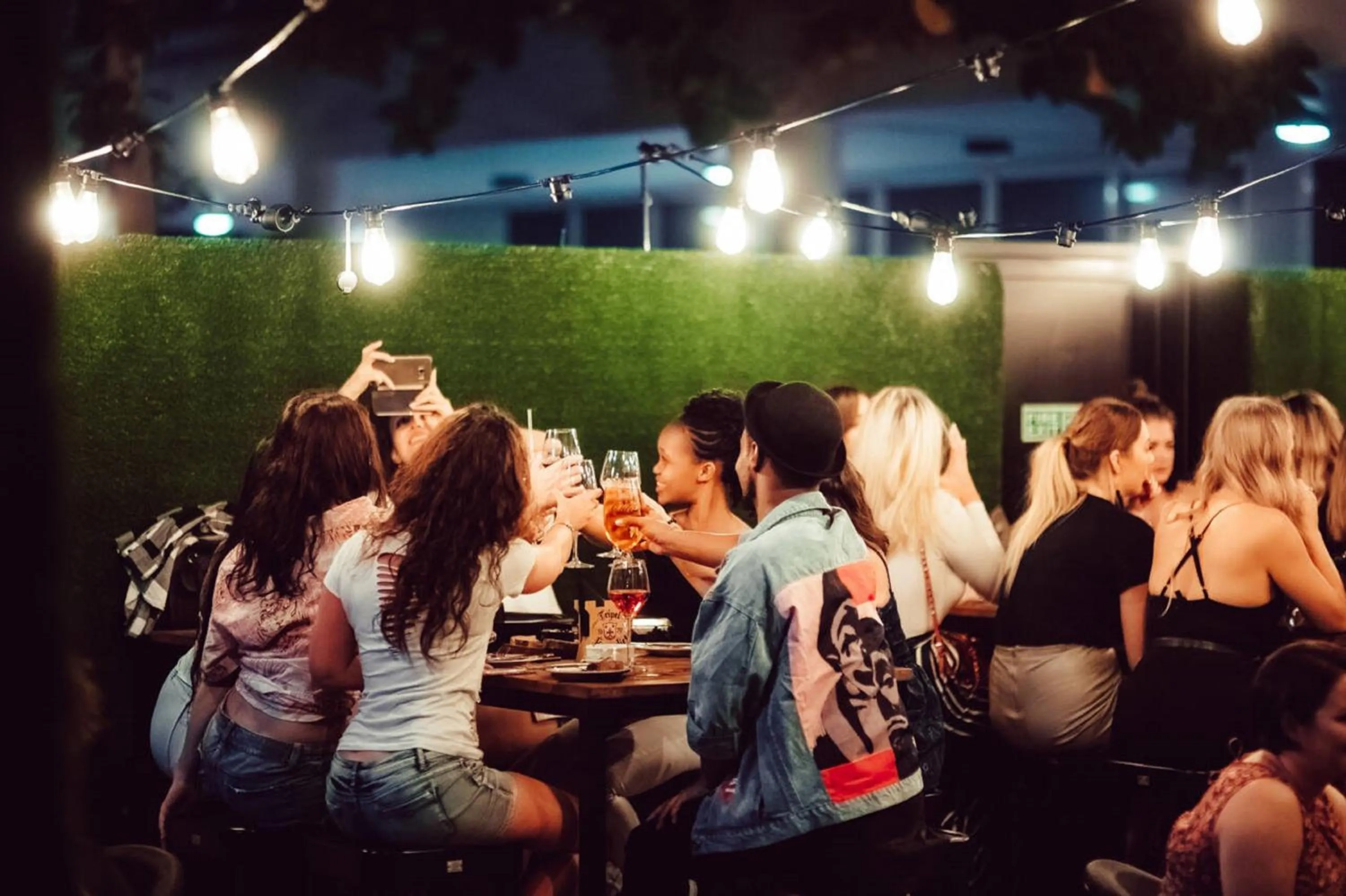 Lounge or bar in Crowne Plaza Muscat OCEC by IHG