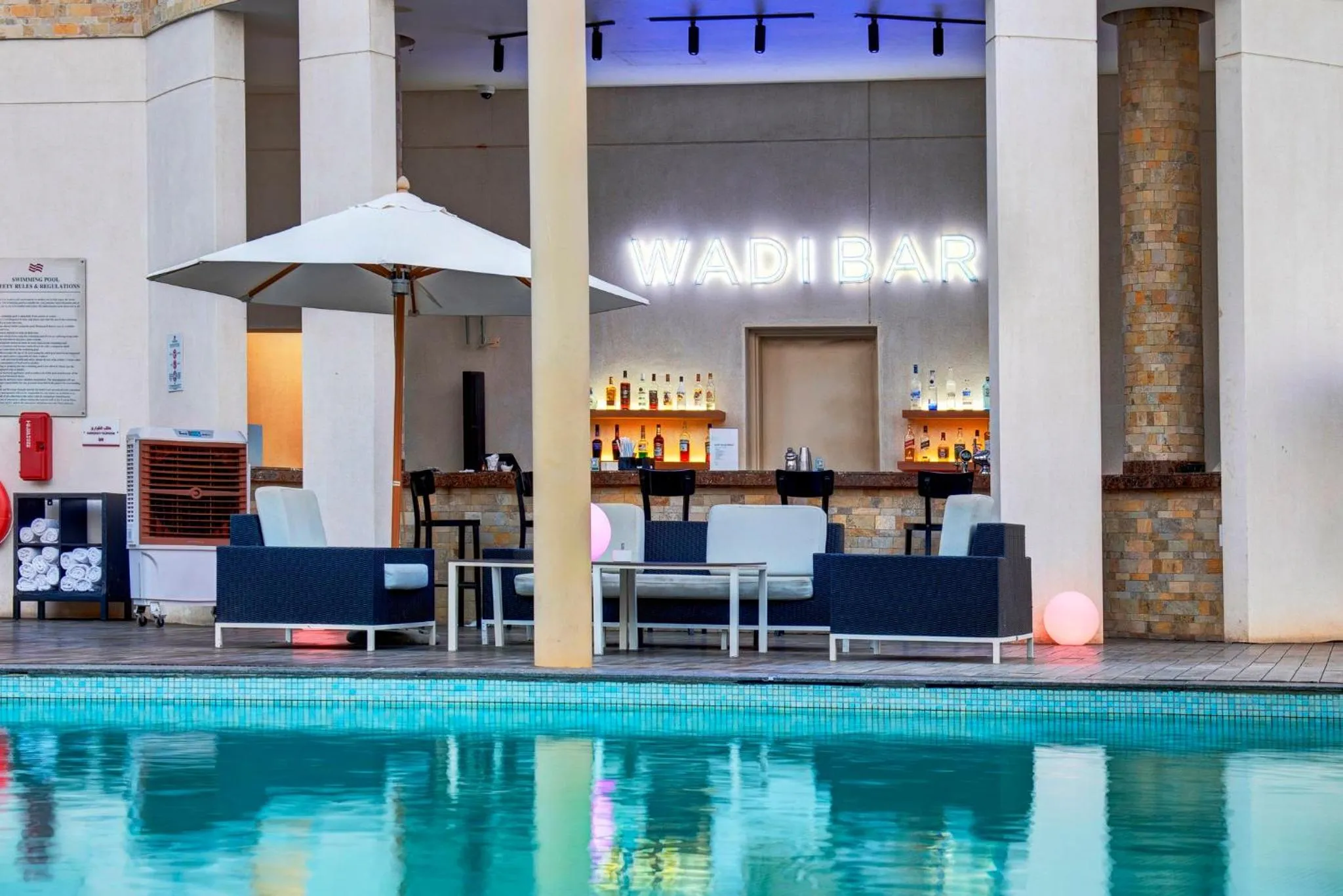 Lounge or bar in Crowne Plaza Muscat OCEC by IHG