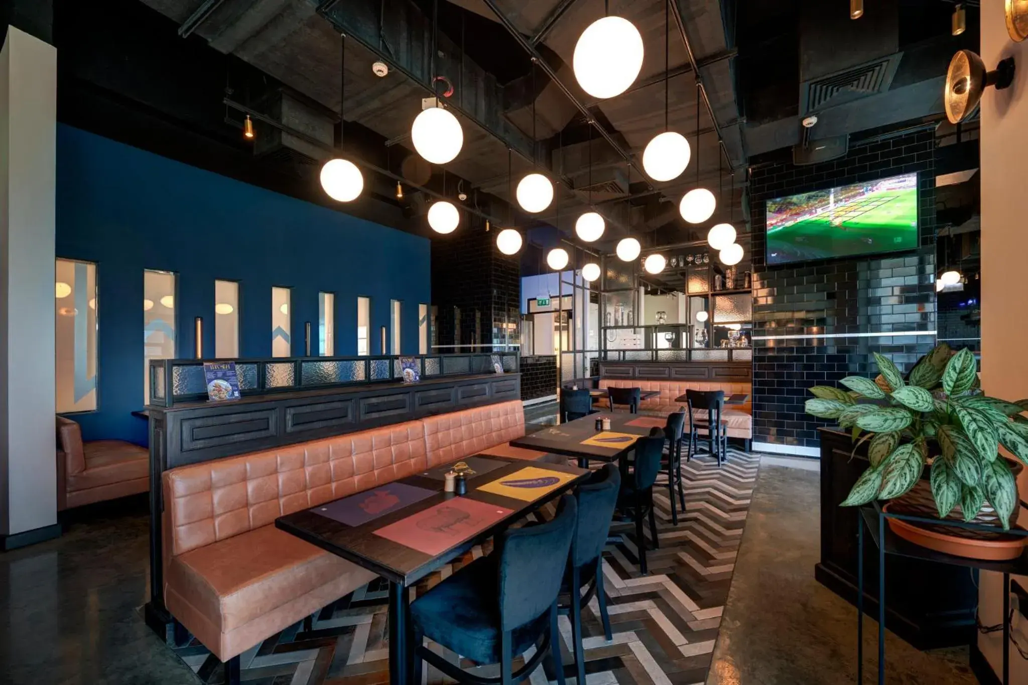 Lounge or bar in Crowne Plaza Muscat OCEC by IHG Lounge or bar in Crowne Plaza Muscat OCEC by IHG