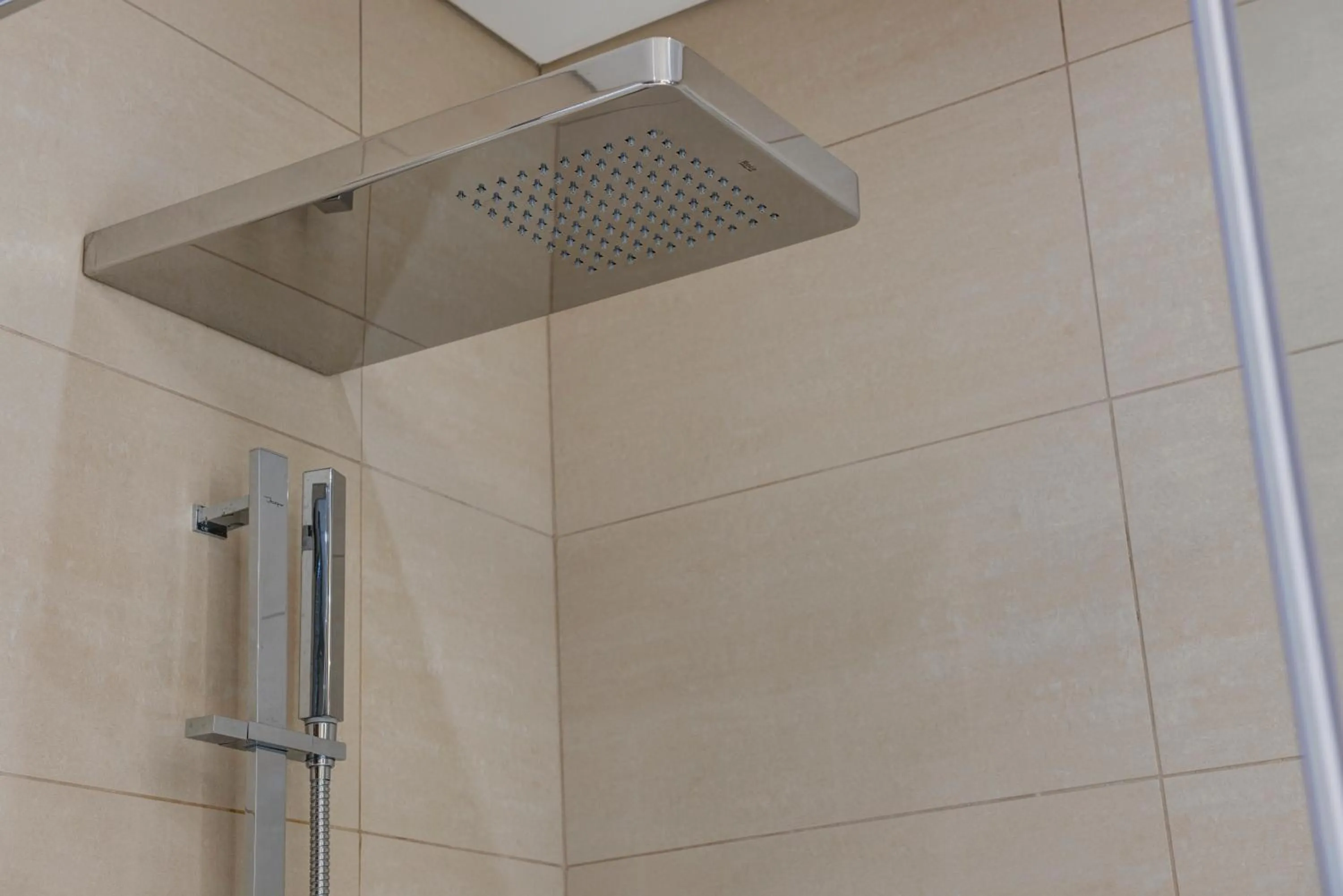 Shower in Crowne Plaza Muscat OCEC by IHG