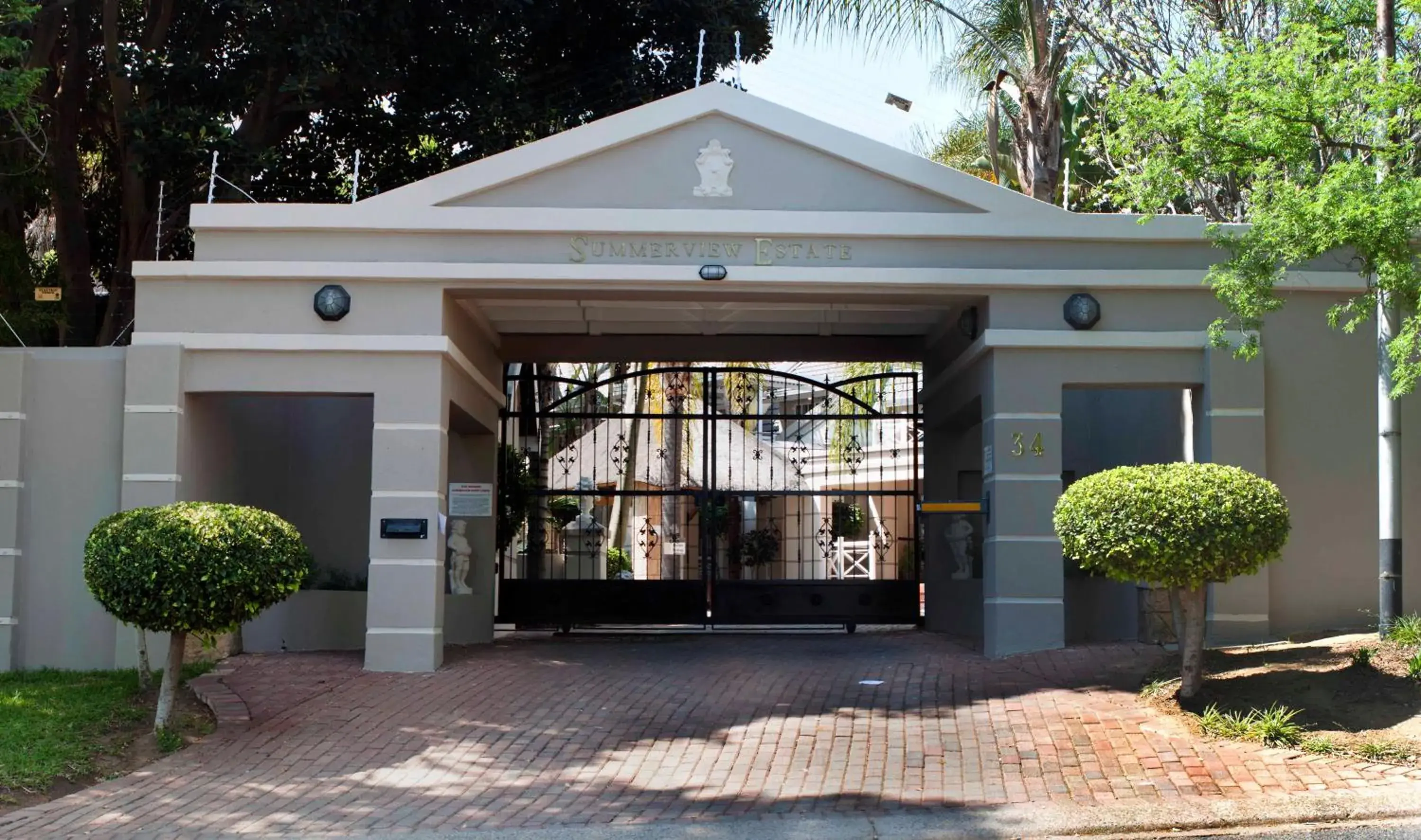 Facade/entrance in Summerview Guest Lodge Facade/entrance in Summerview Guest Lodge