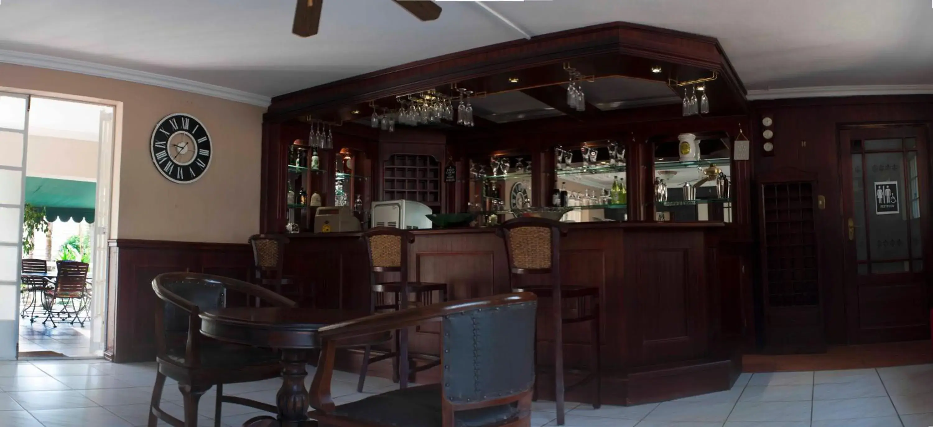 Lounge or bar in Summerview Guest Lodge Lounge or bar in Summerview Guest Lodge