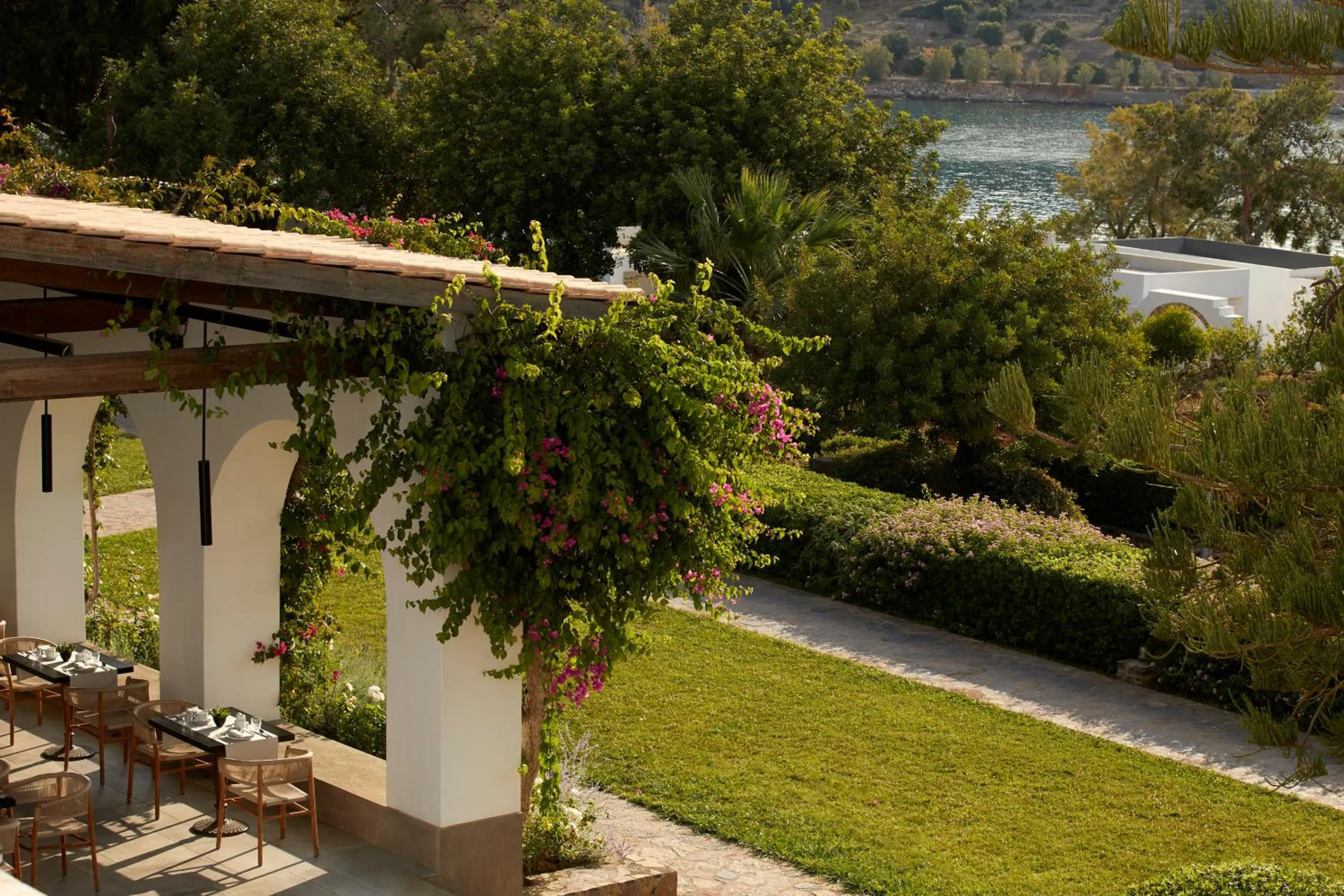 Restaurant/places to eat in Minos Beach Art Hotel, a Member of Design Hotels