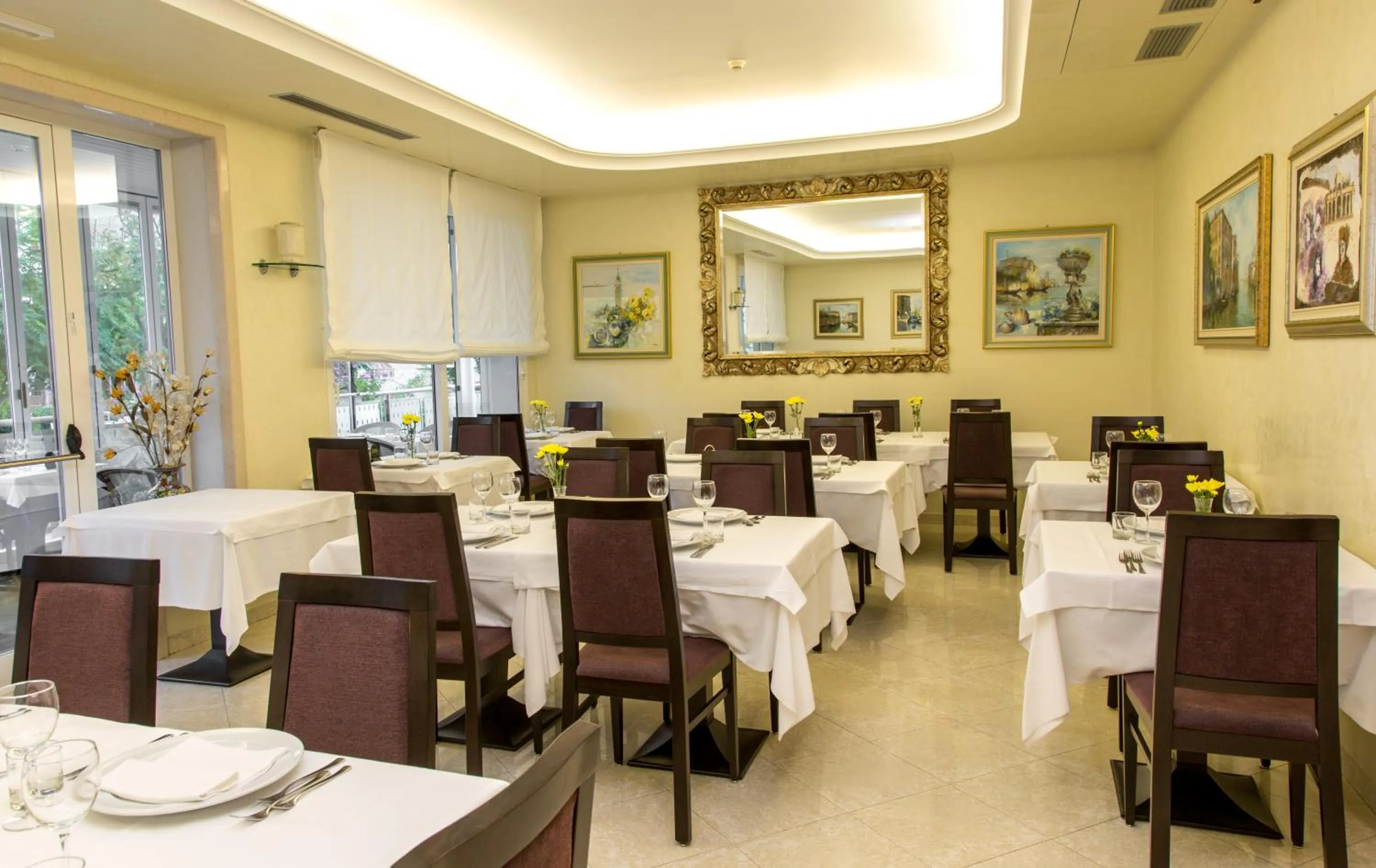 Restaurant/places to eat in Hotel Helios