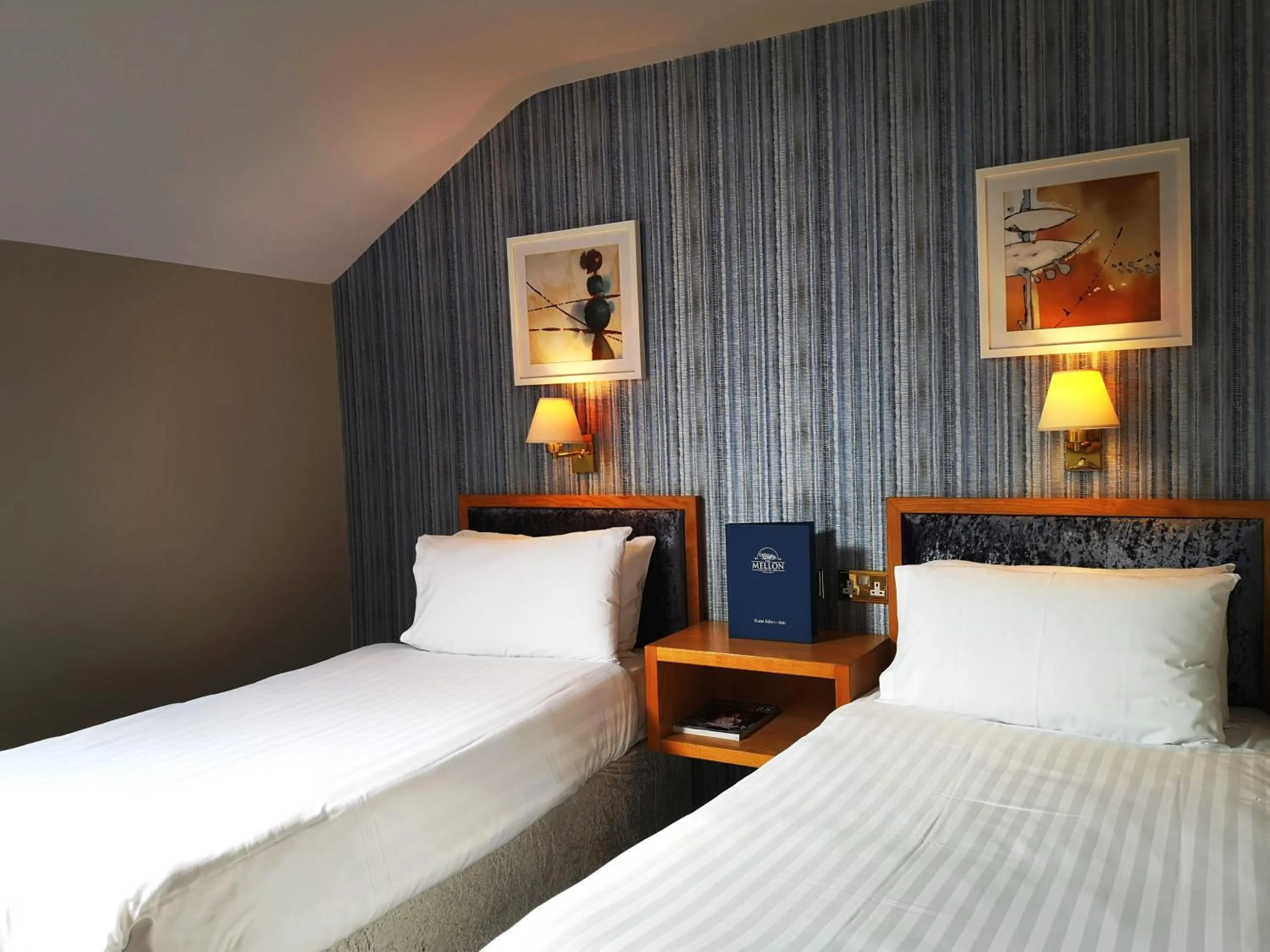 Twin Room in Mellon Country Inn Hotel
