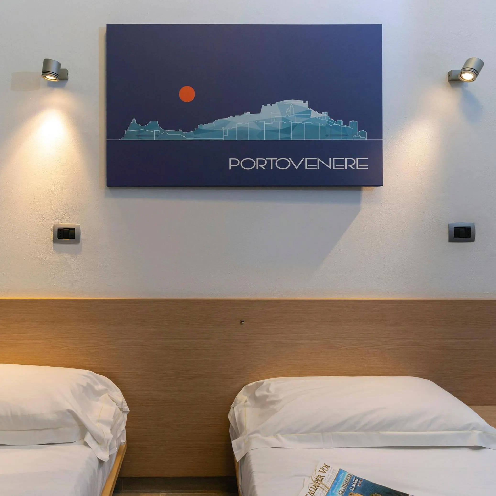 Decorative detail, Bed in Affittacamere del Golfo e delle 5 Terre