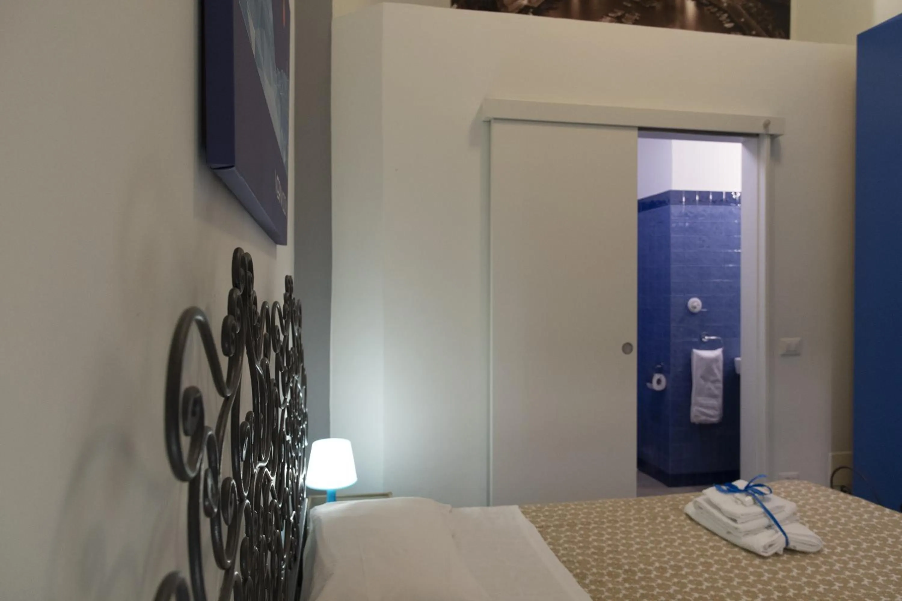 Bathroom, Bed in Affittacamere del Golfo e delle 5 Terre