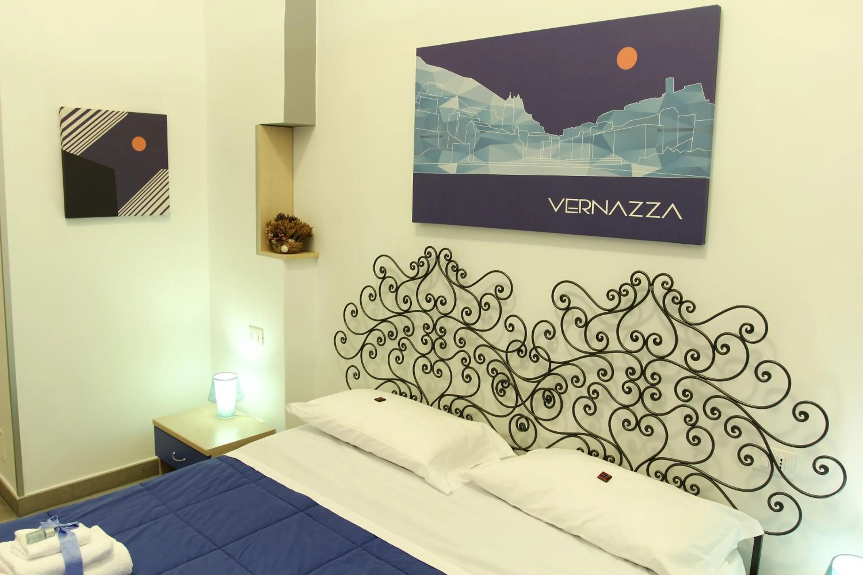 Decorative detail, Bed in Affittacamere del Golfo e delle 5 Terre