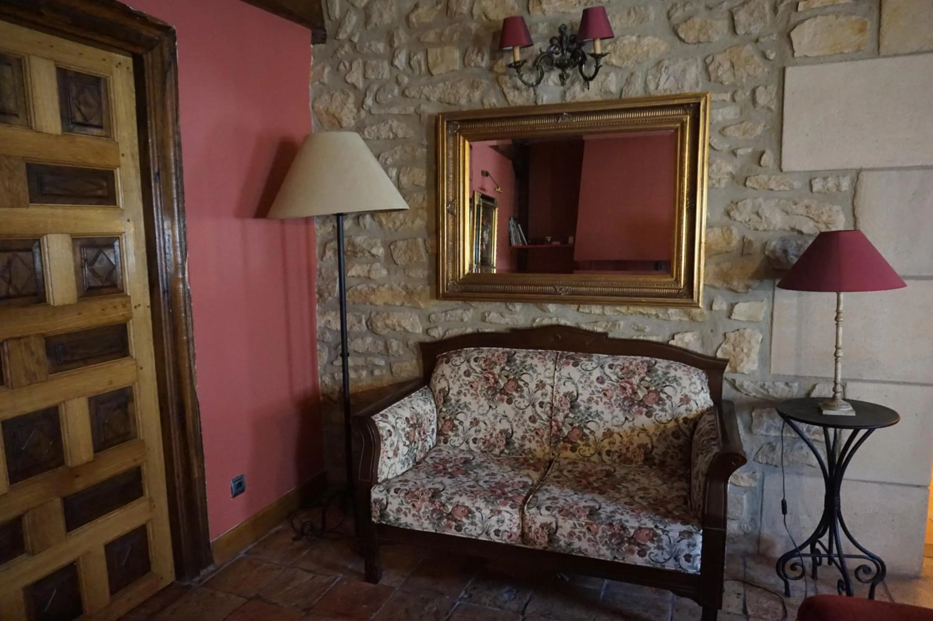 Communal lounge/ TV room in Arganzón Plaza