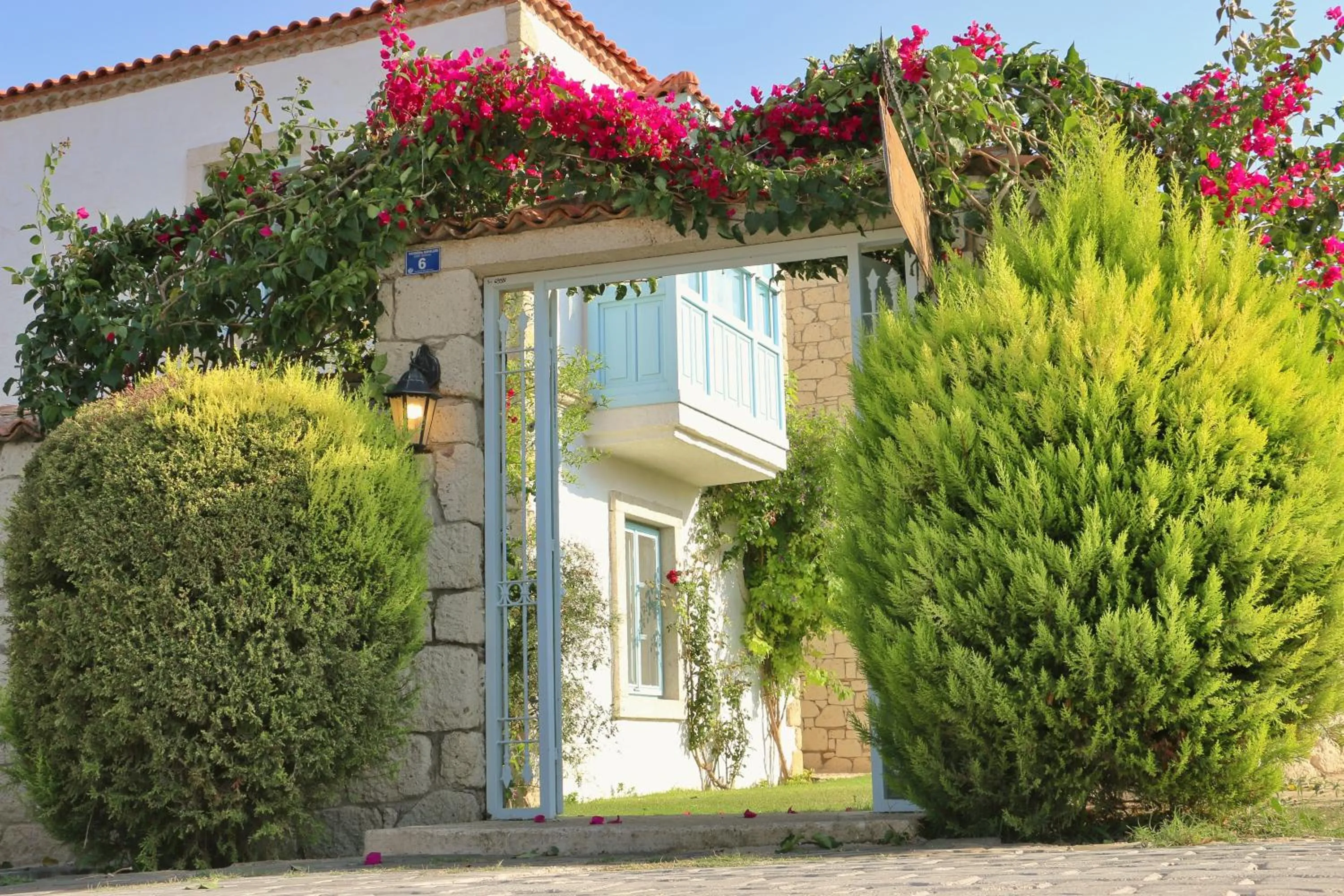 Facade/entrance in Deniz Kabugu Hotel