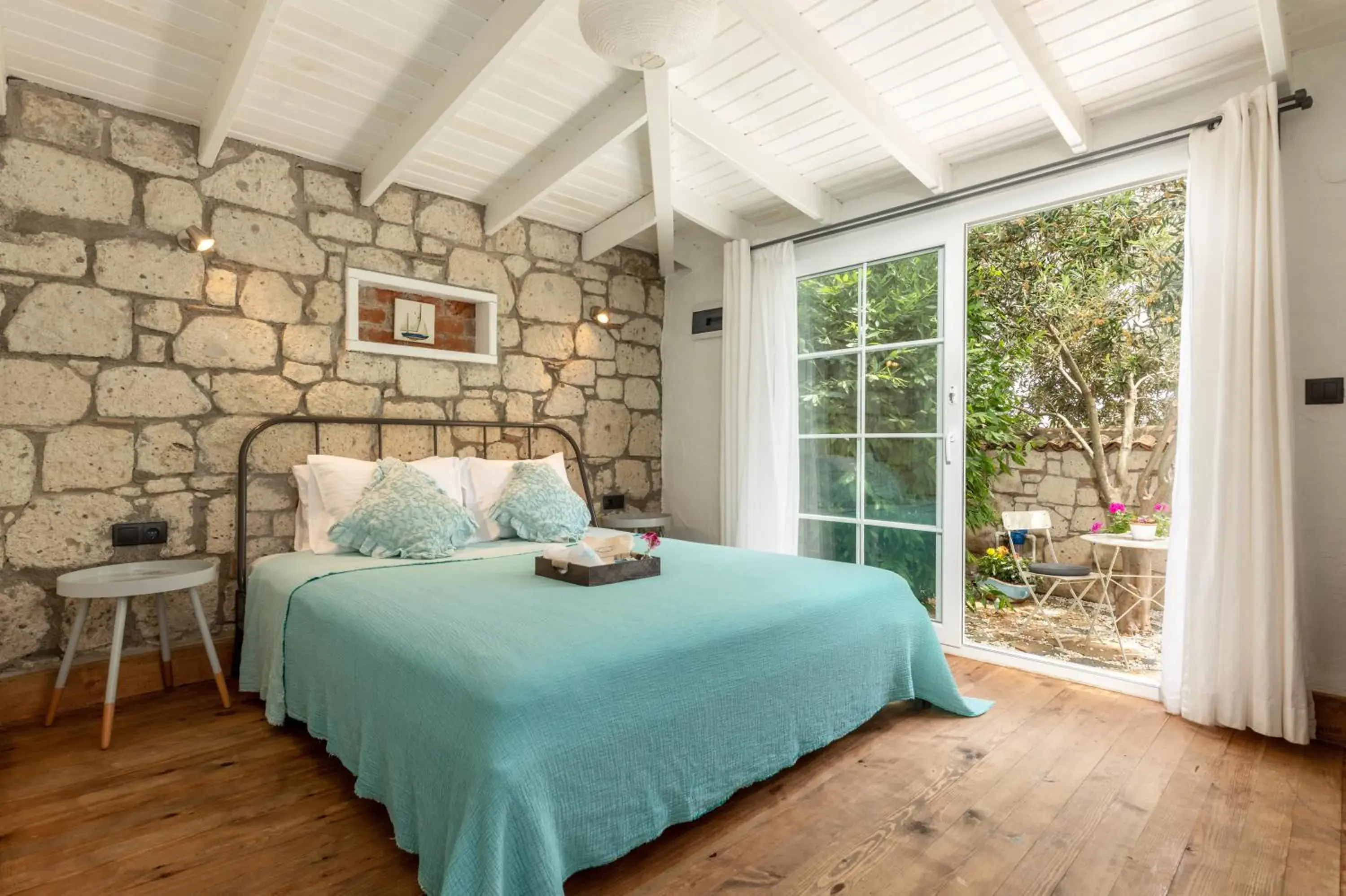 Photo of the whole room, Bed in Deniz Kabugu Hotel Photo of the whole room, Bed in Deniz Kabugu Hotel