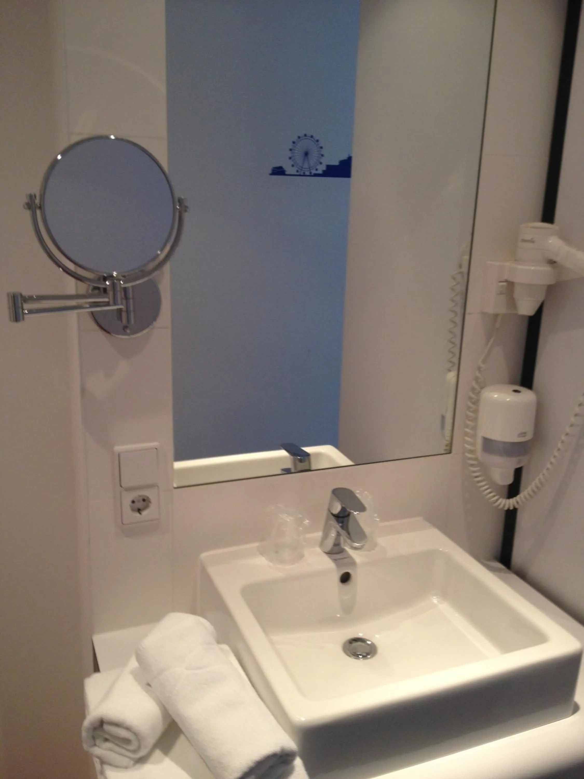 Bathroom in HB1 Budget Hotel - contactless check in