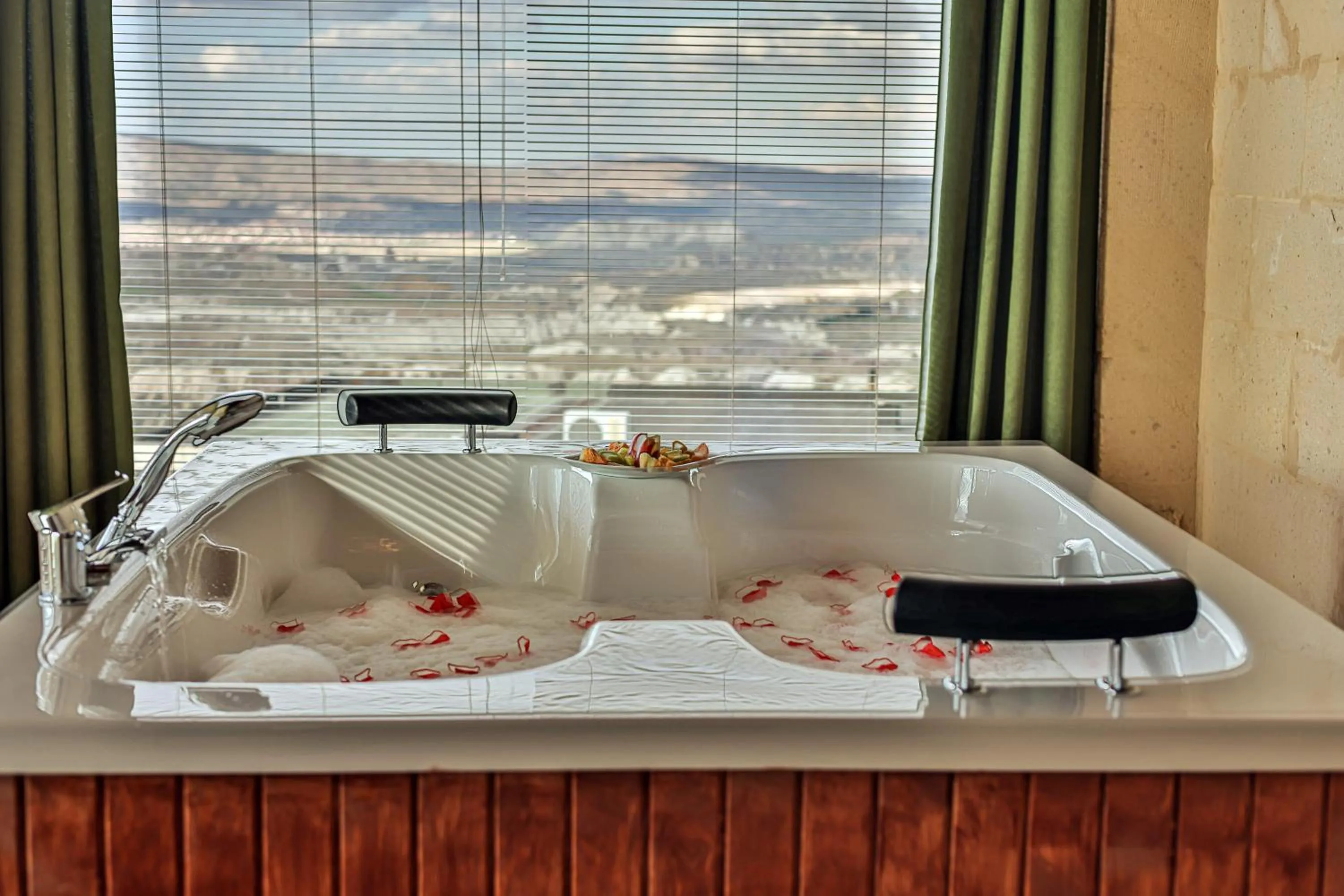 Hot Tub in La Casa Cave Hotel