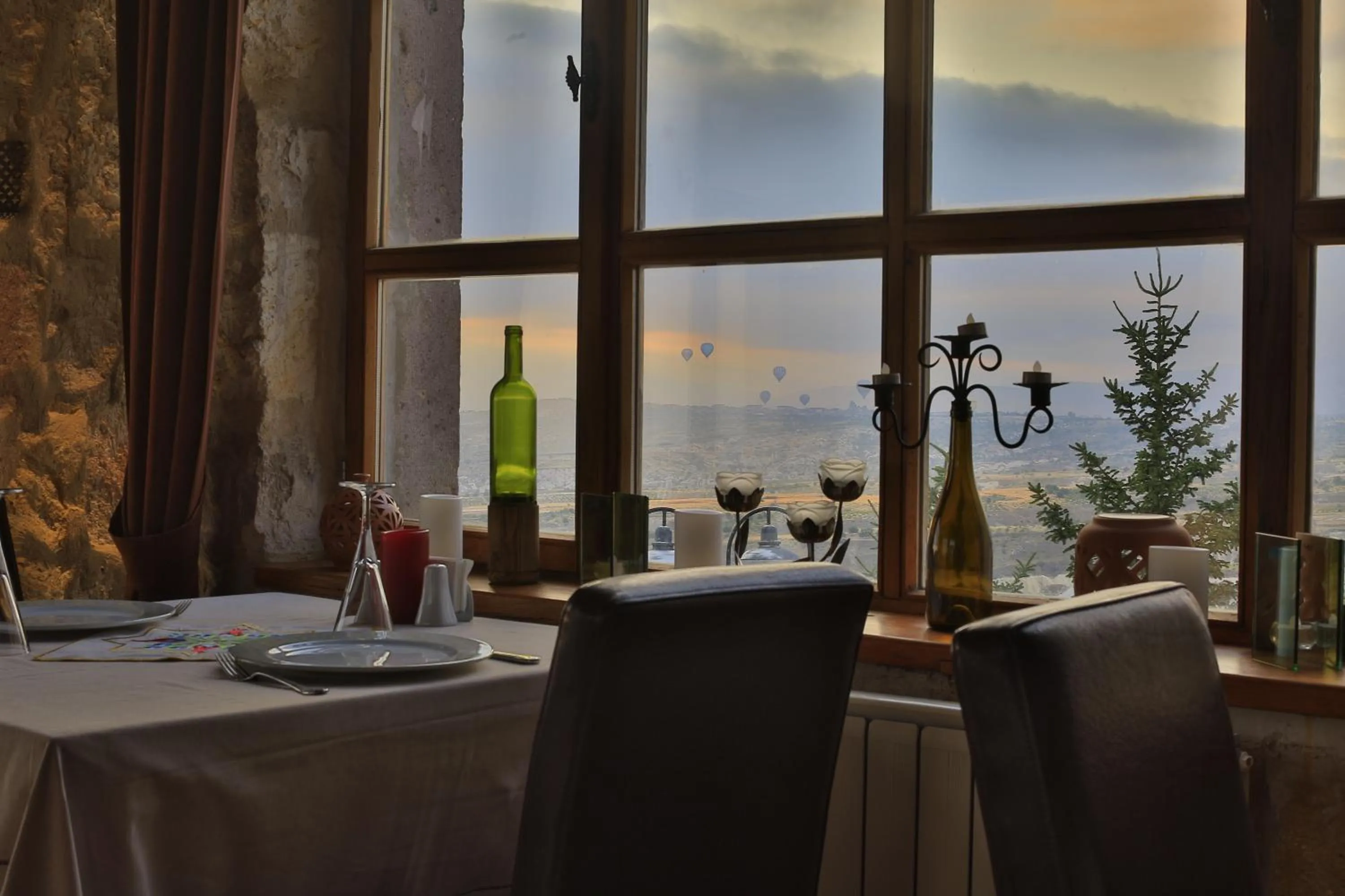 Restaurant/places to eat in La Casa Cave Hotel