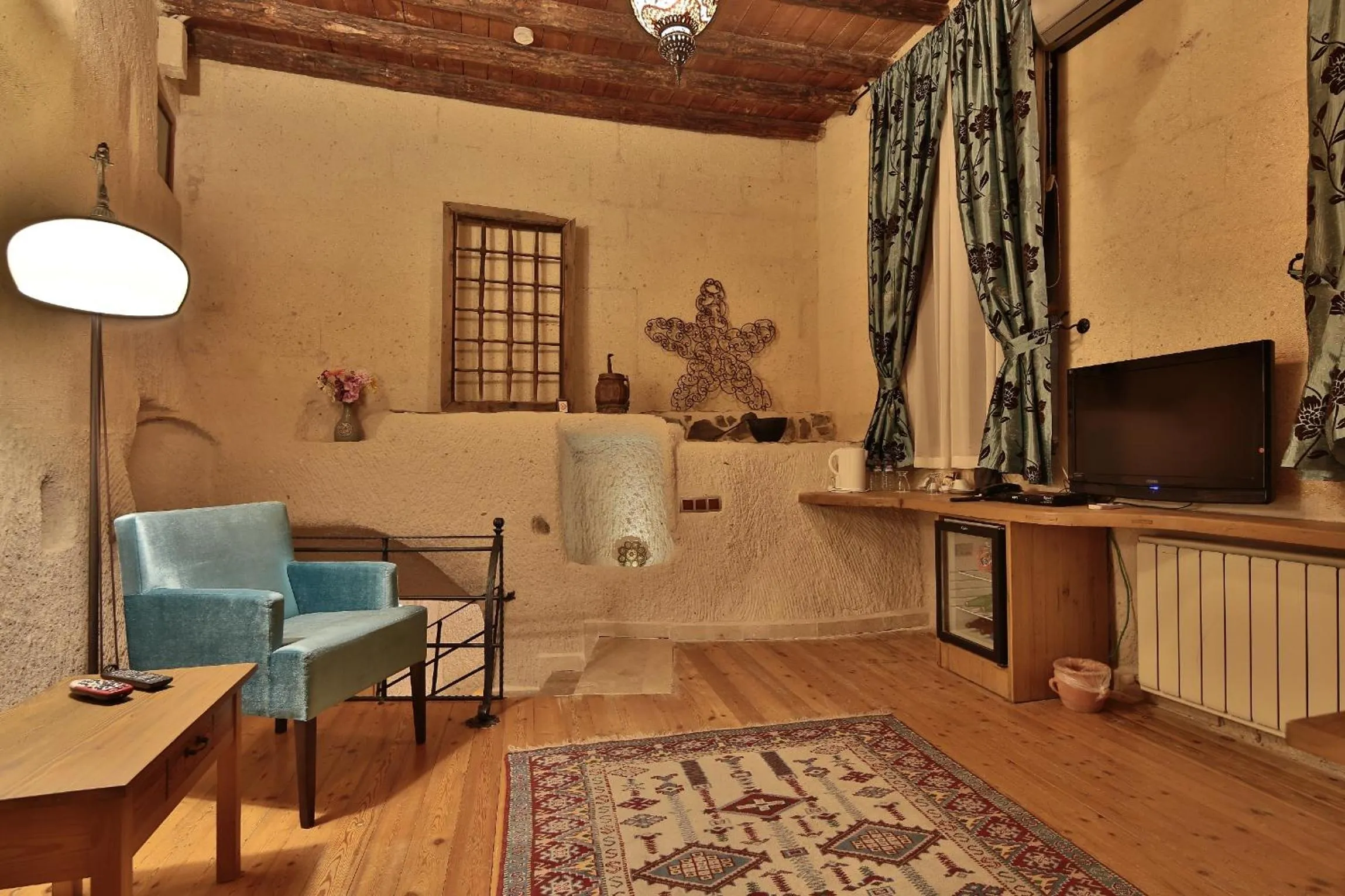 TV and multimedia in La Casa Cave Hotel