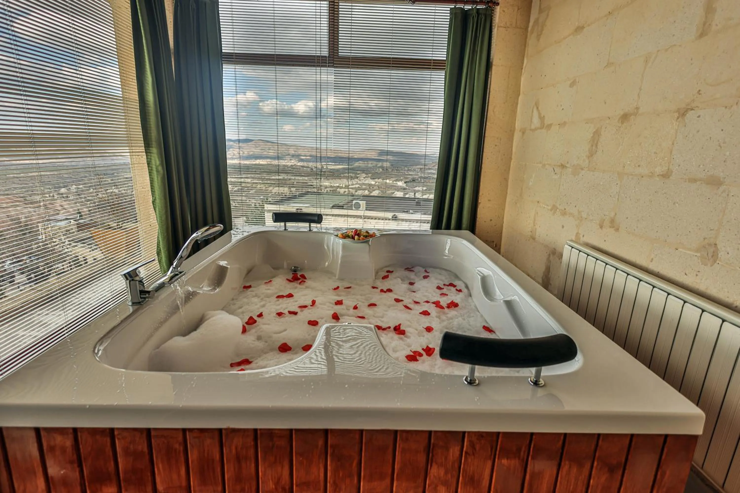 Hot Tub in La Casa Cave Hotel