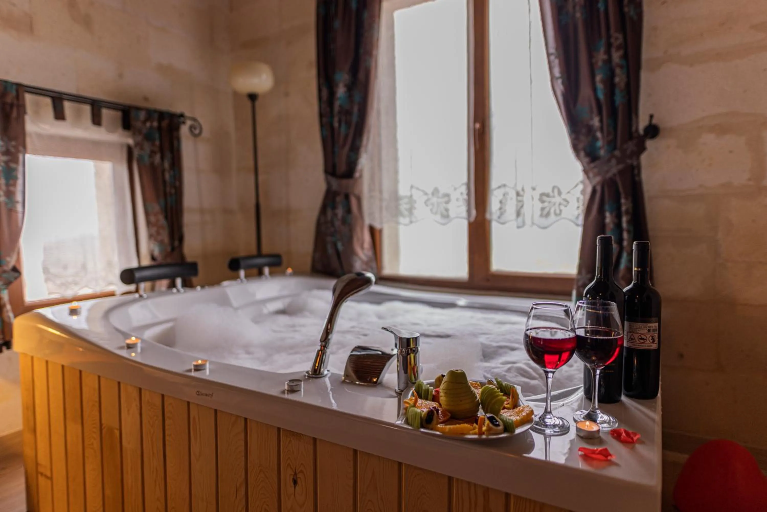 Hot Tub in La Casa Cave Hotel