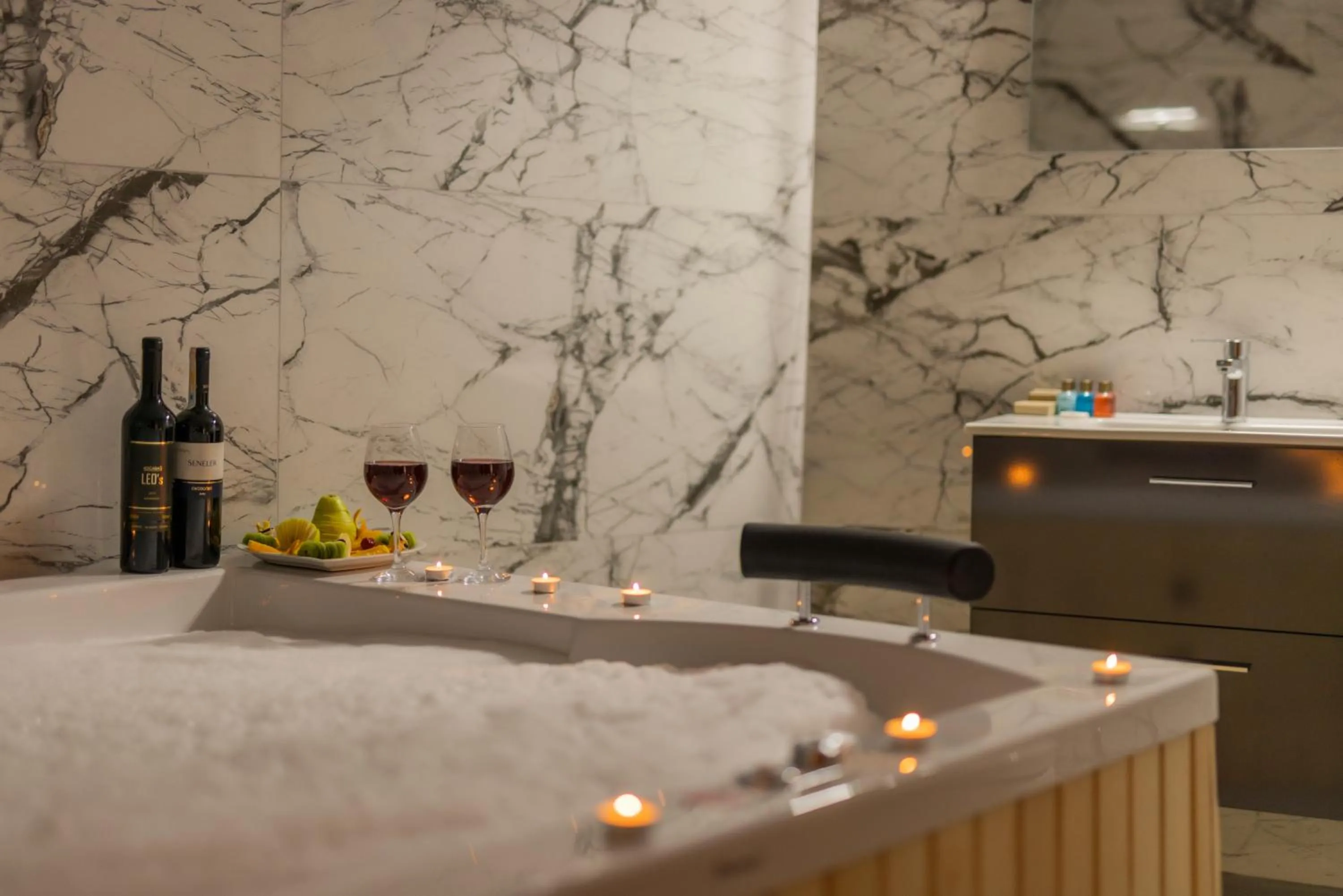 Hot Tub in La Casa Cave Hotel