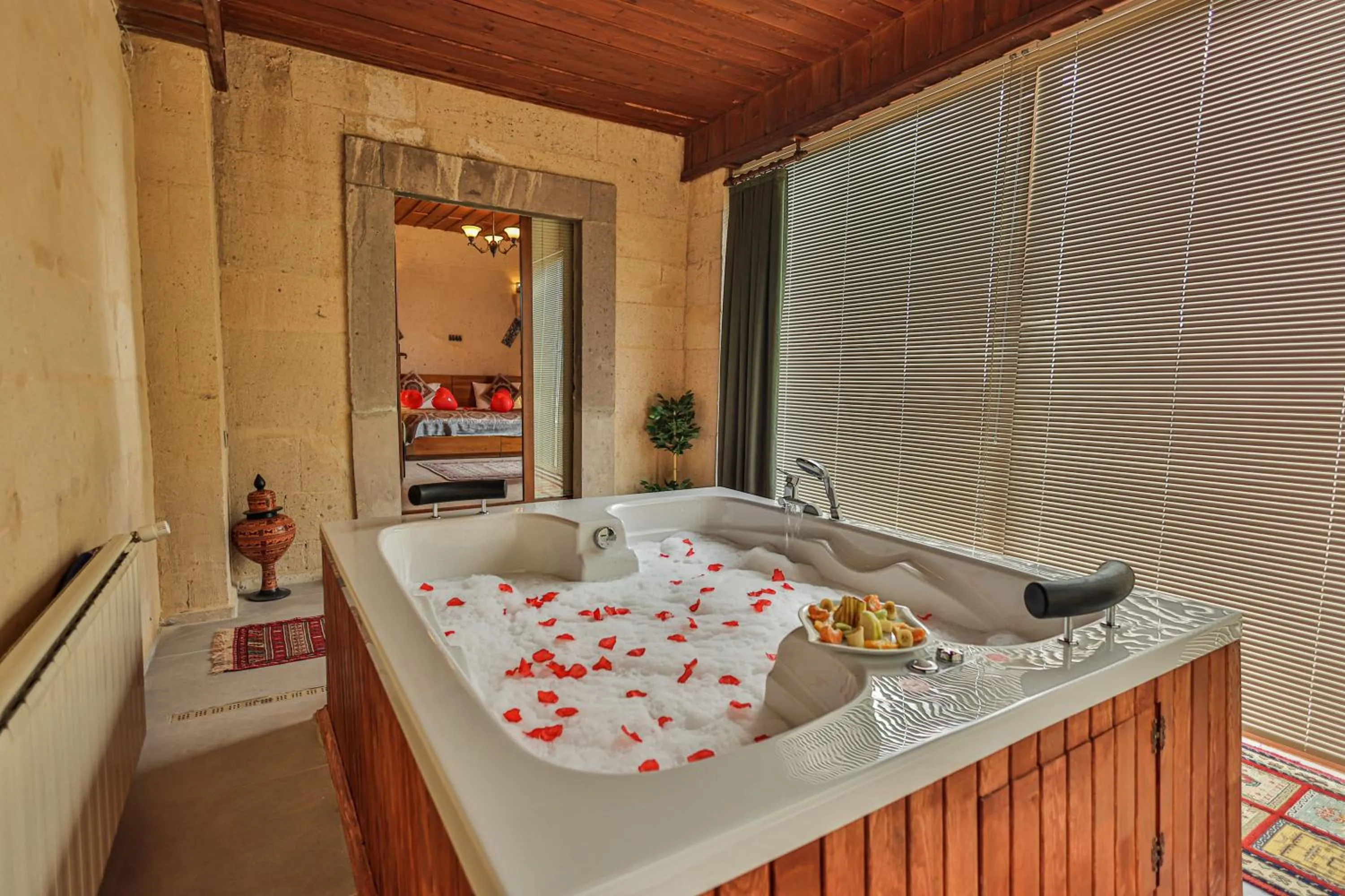 Hot Tub in La Casa Cave Hotel