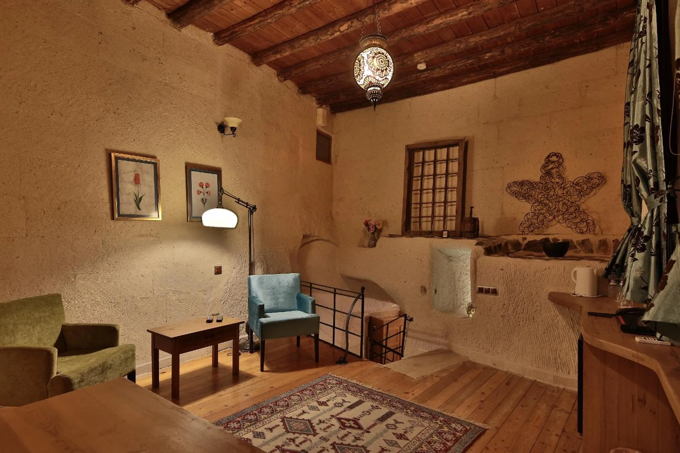 TV and multimedia in La Casa Cave Hotel