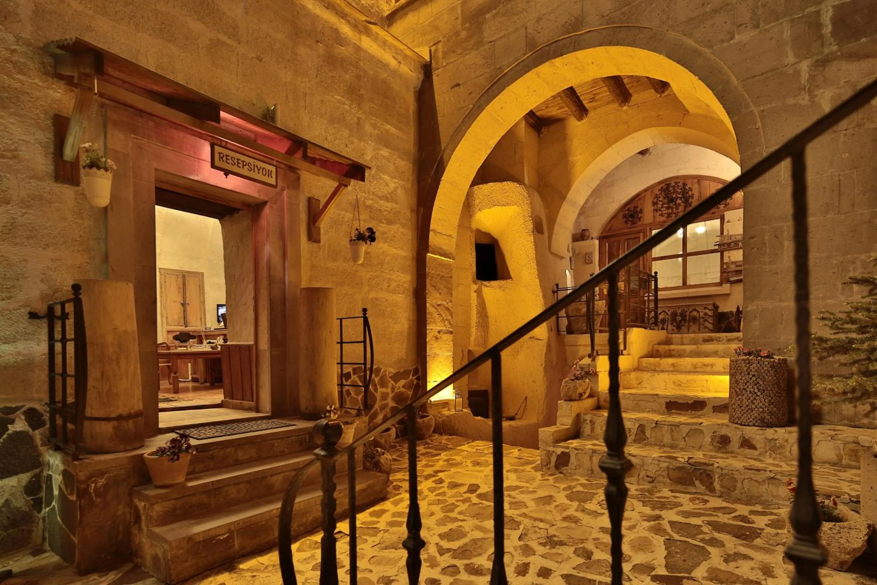 Night in La Casa Cave Hotel