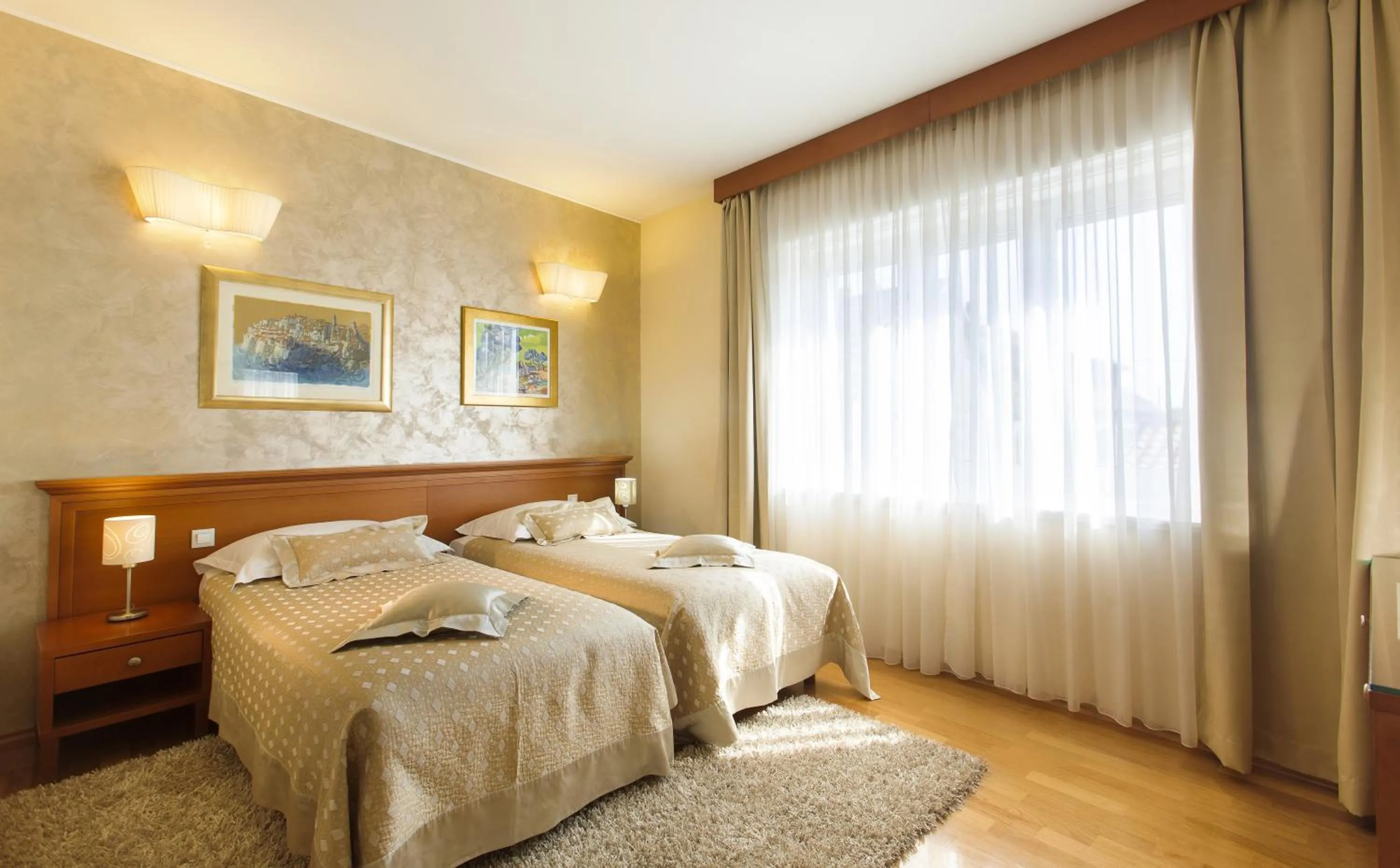 Photo of the whole room, Bed in Royal Suites