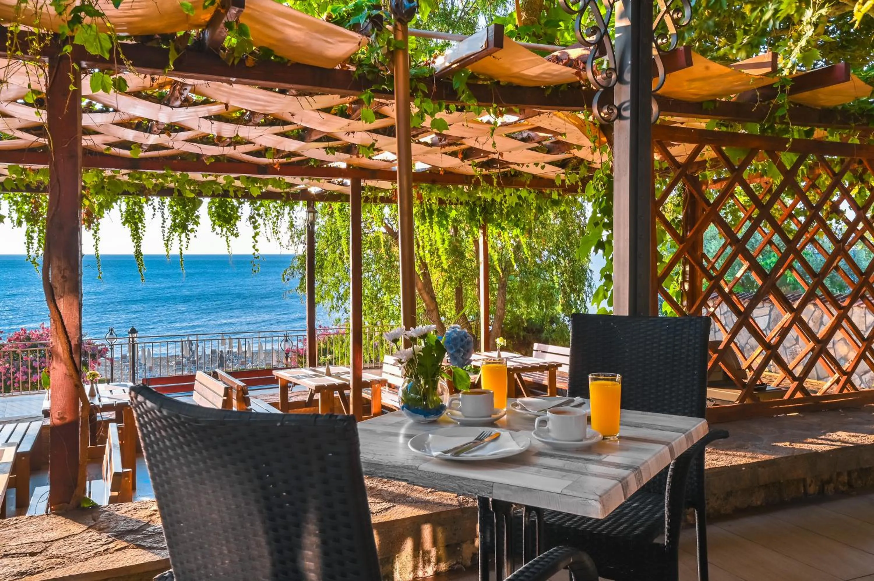 Restaurant/places to eat in ELPIDA Hotel - All Inclusive & Beach Front