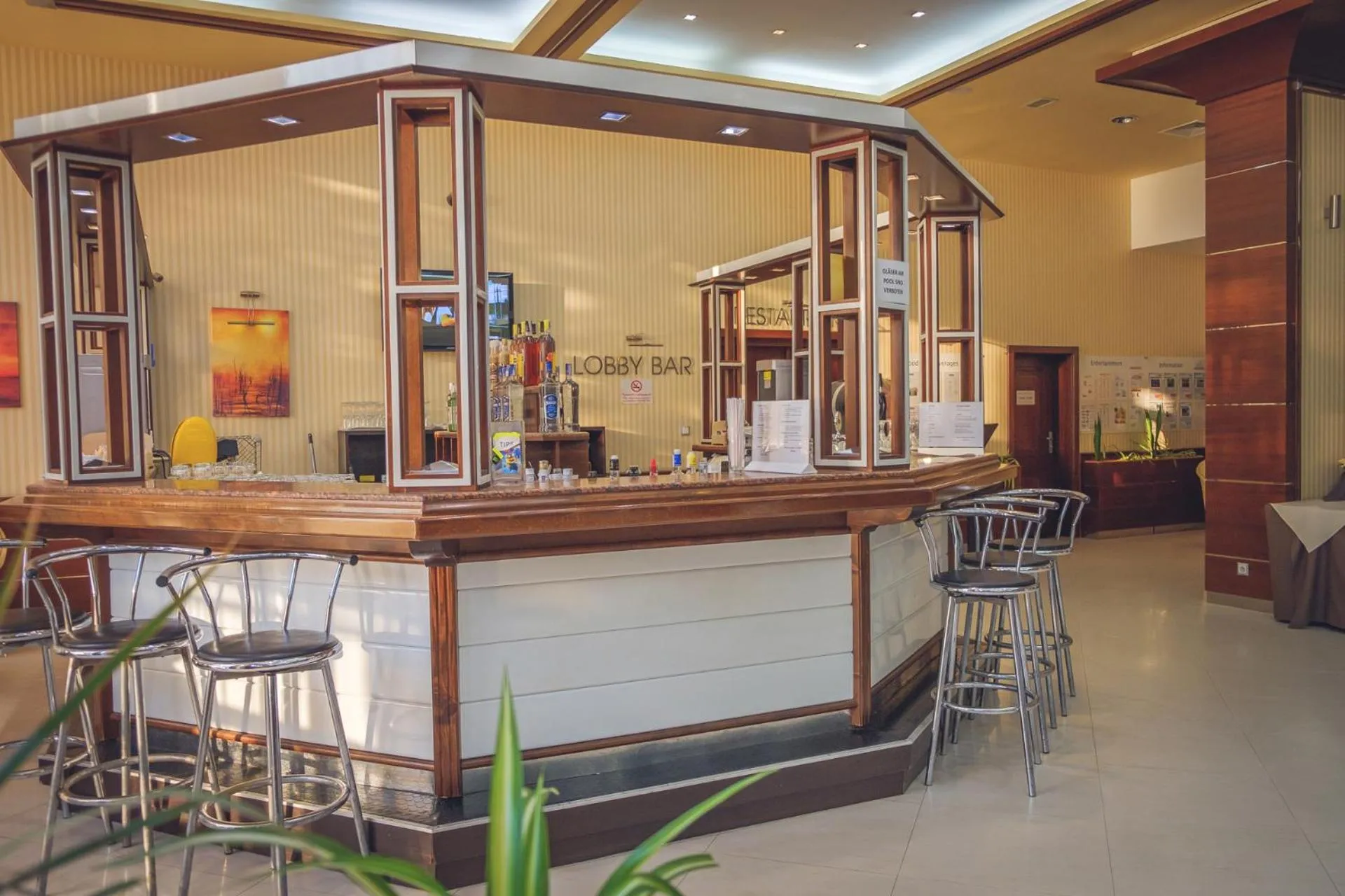 Lounge or bar in ELPIDA Hotel - All Inclusive & Beach Front