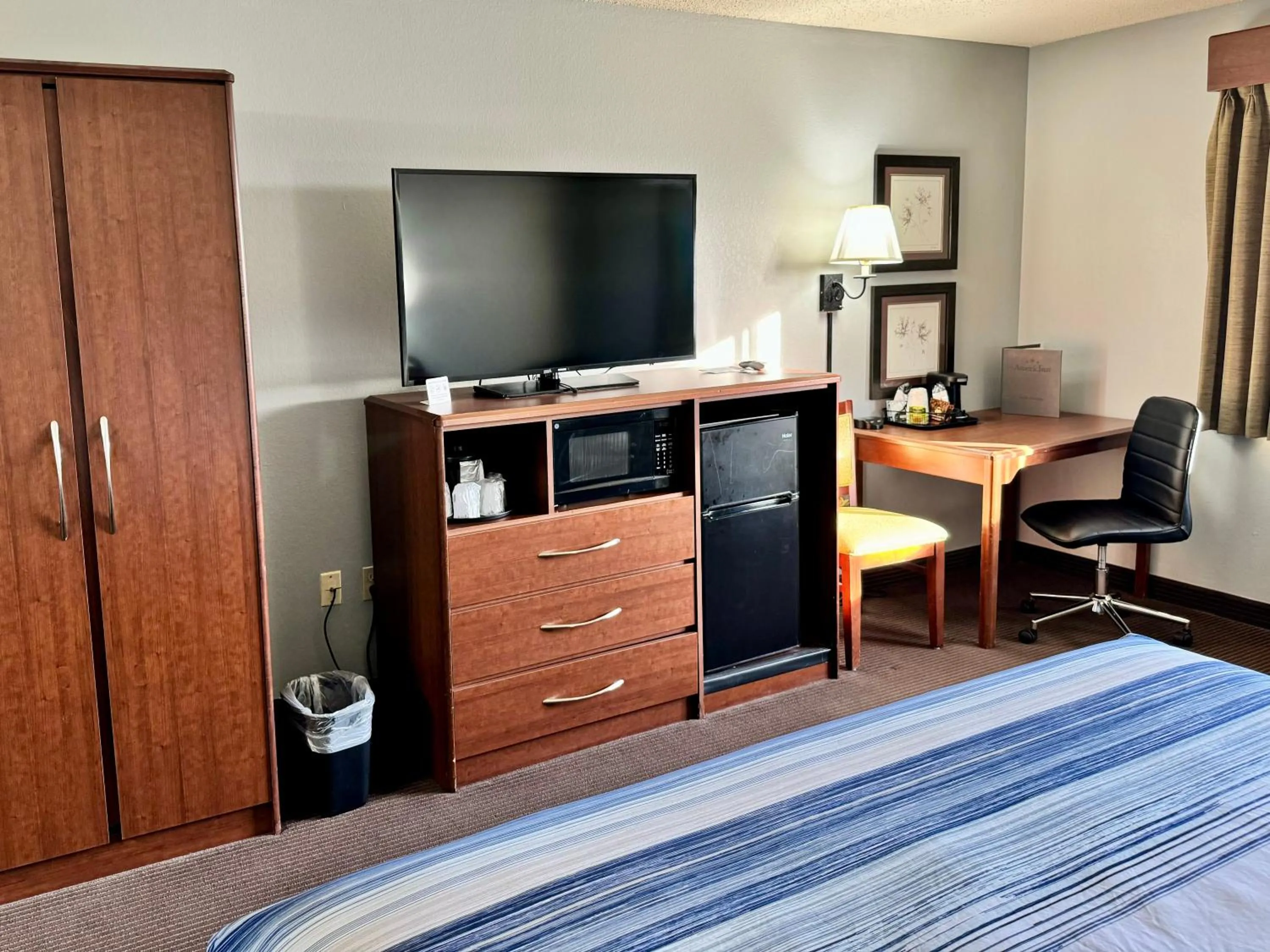 TV and multimedia, Bed in AmericInn by Wyndham Stillwater