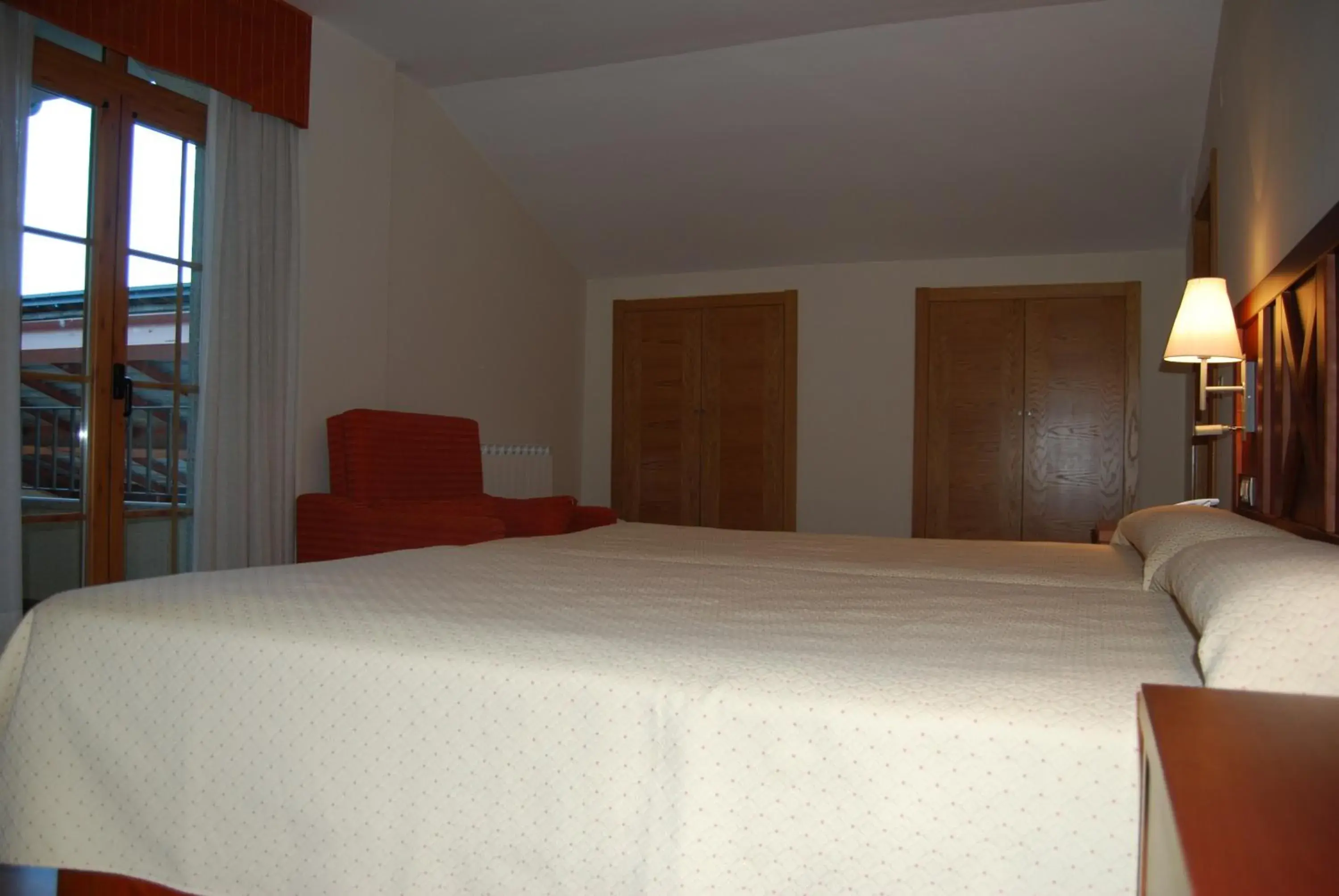 Twin Room with 2 Extra Beds in Hotel Meleiros Twin Room with 2 Extra Beds in Hotel Meleiros