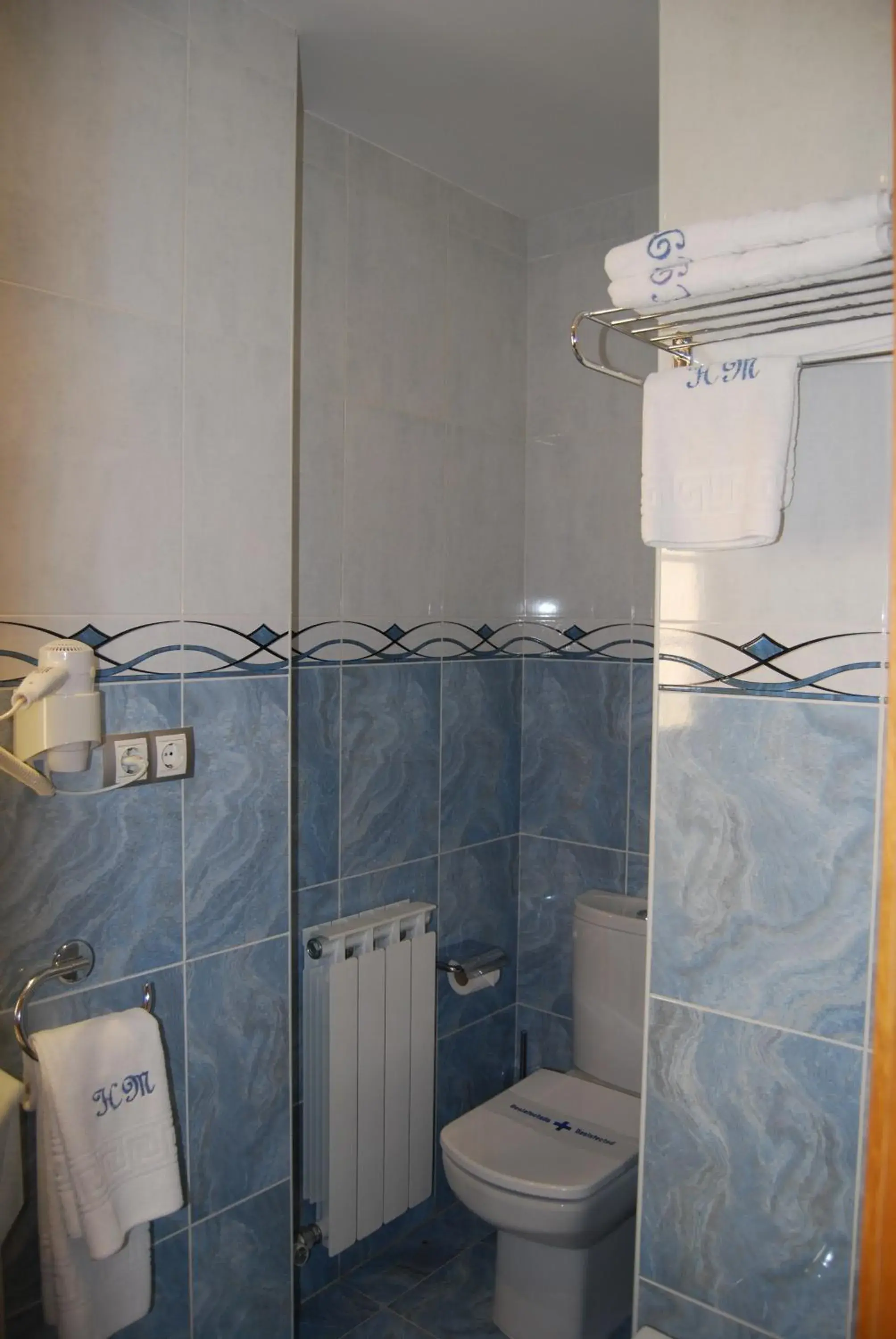 Twin Room with 2 Extra Beds in Hotel Meleiros Twin Room with 2 Extra Beds in Hotel Meleiros