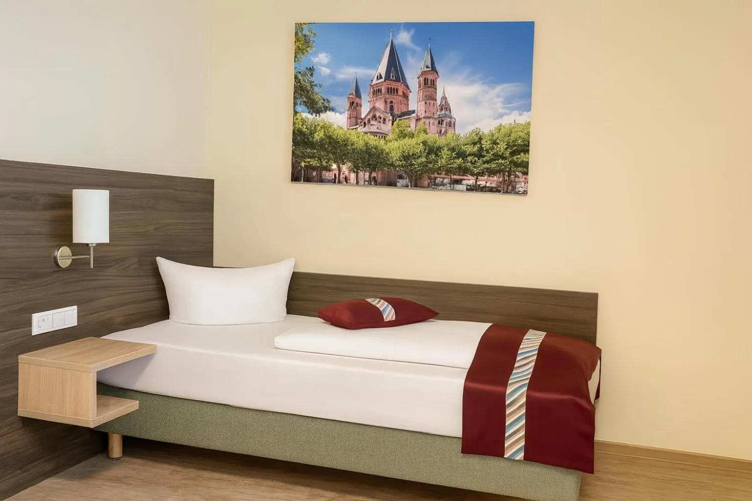 Photo of the whole room, Bed in Mainzer Hof