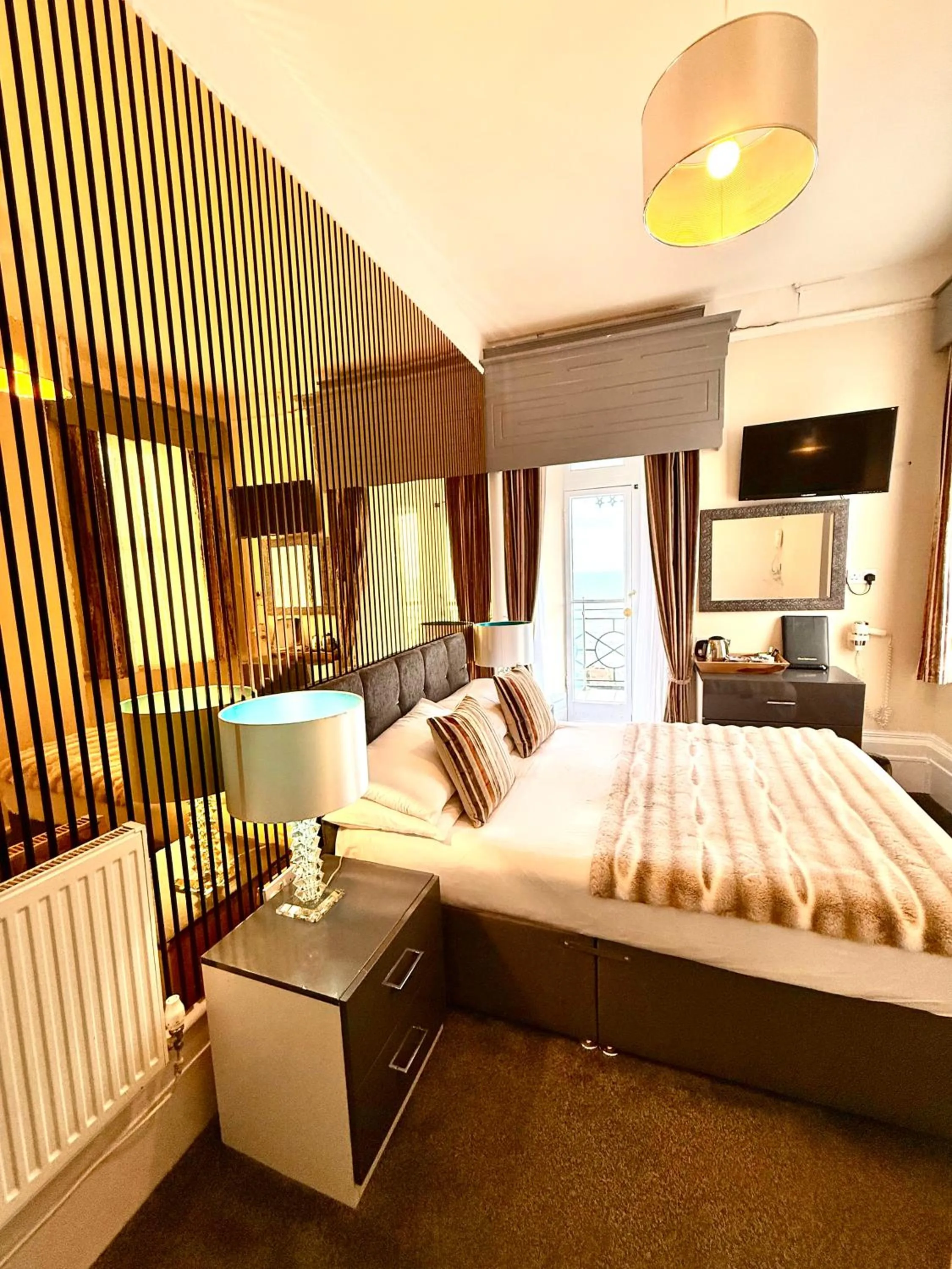 Bed in Villa Mentone Hotel