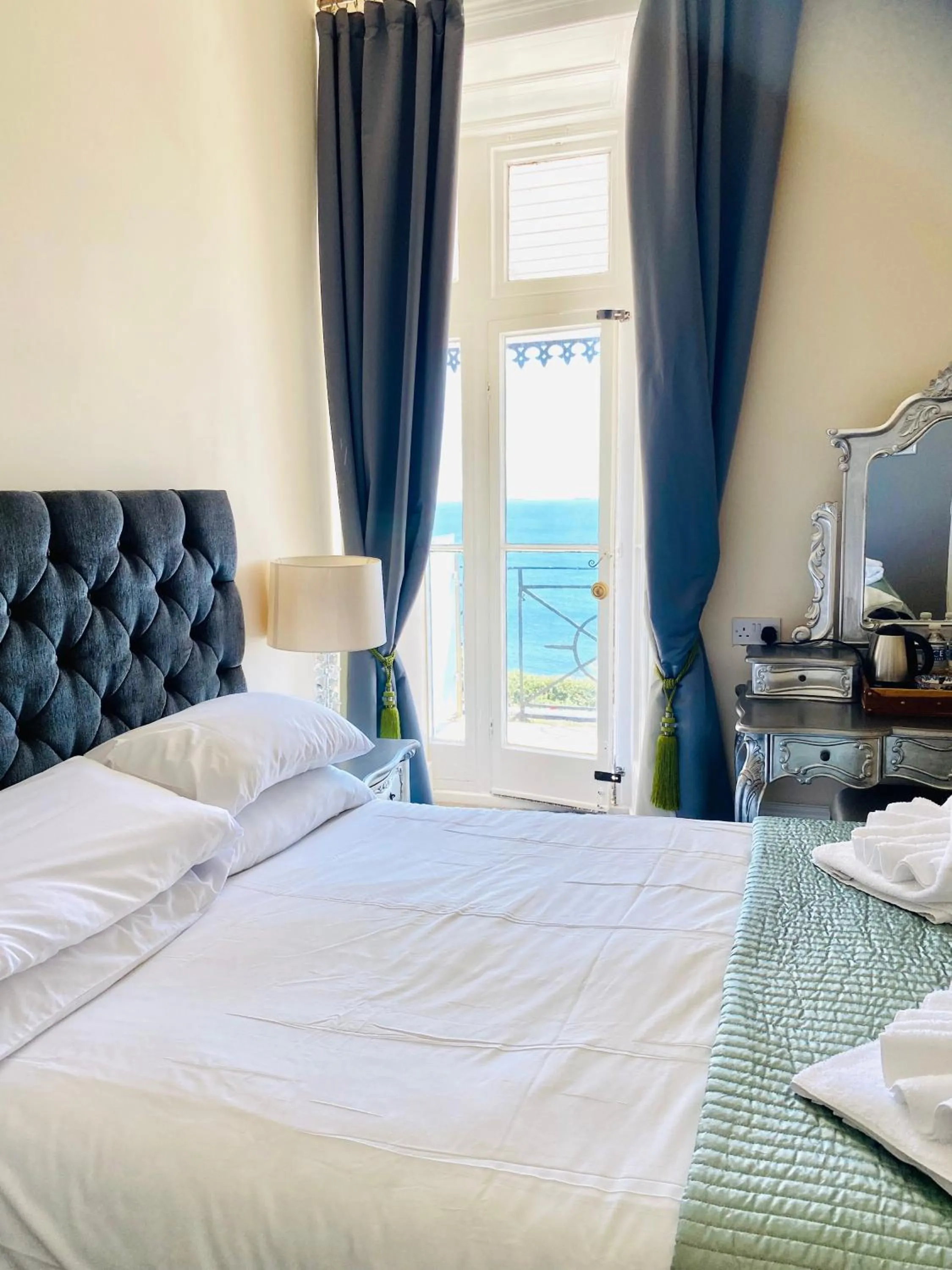 Bed in Villa Mentone Hotel