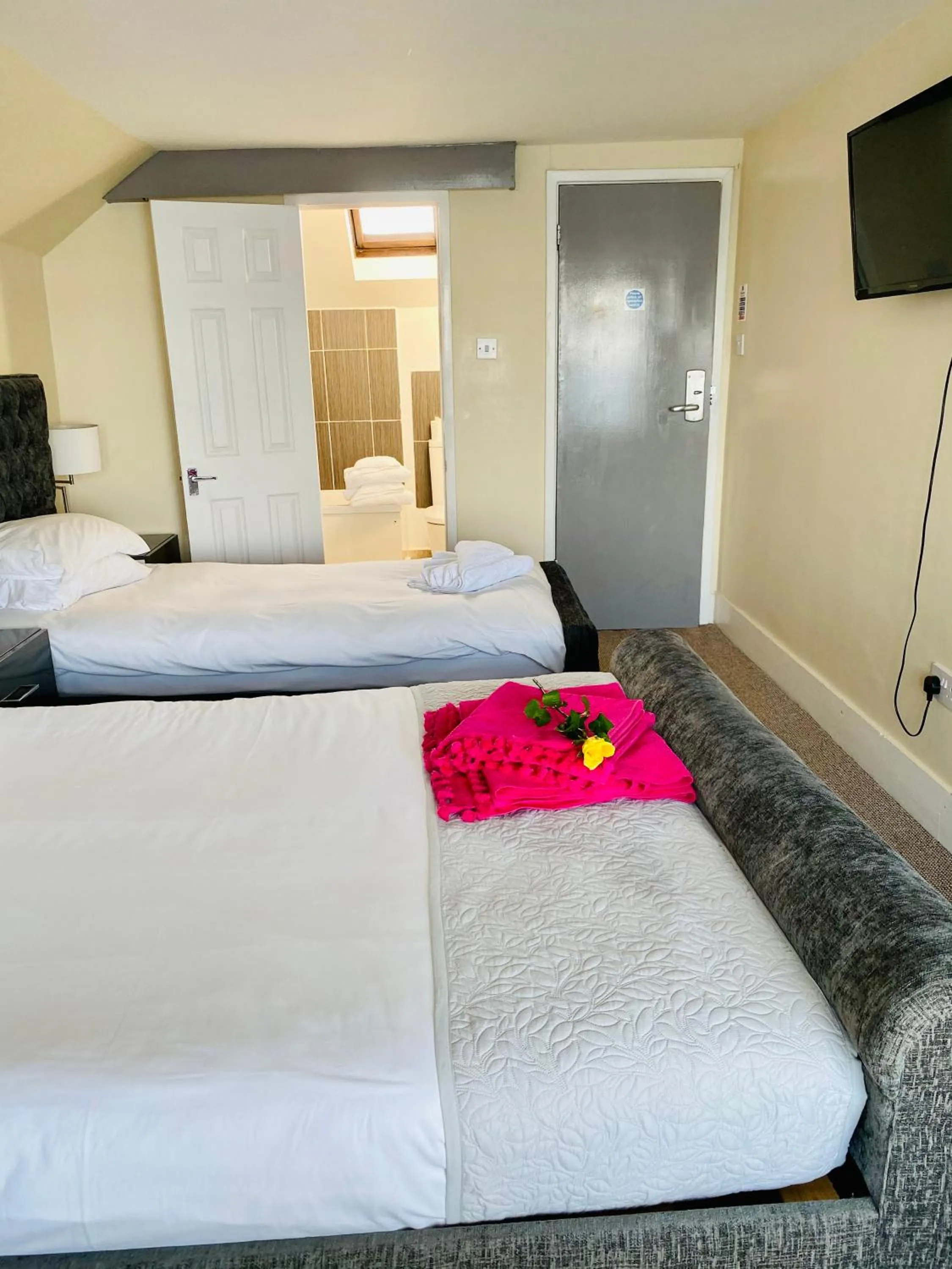 Bed in Villa Mentone Hotel