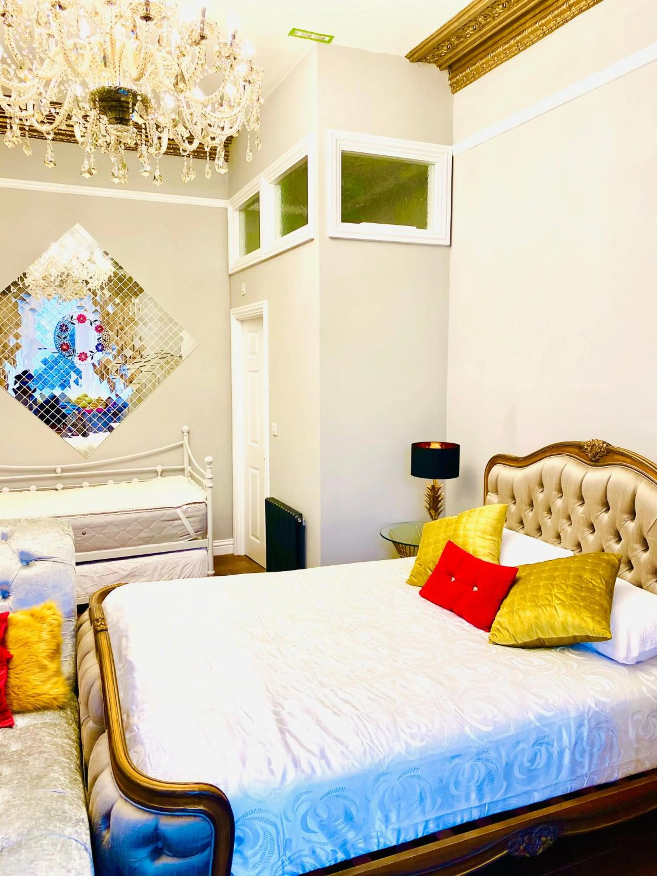 Bed in Villa Mentone Hotel