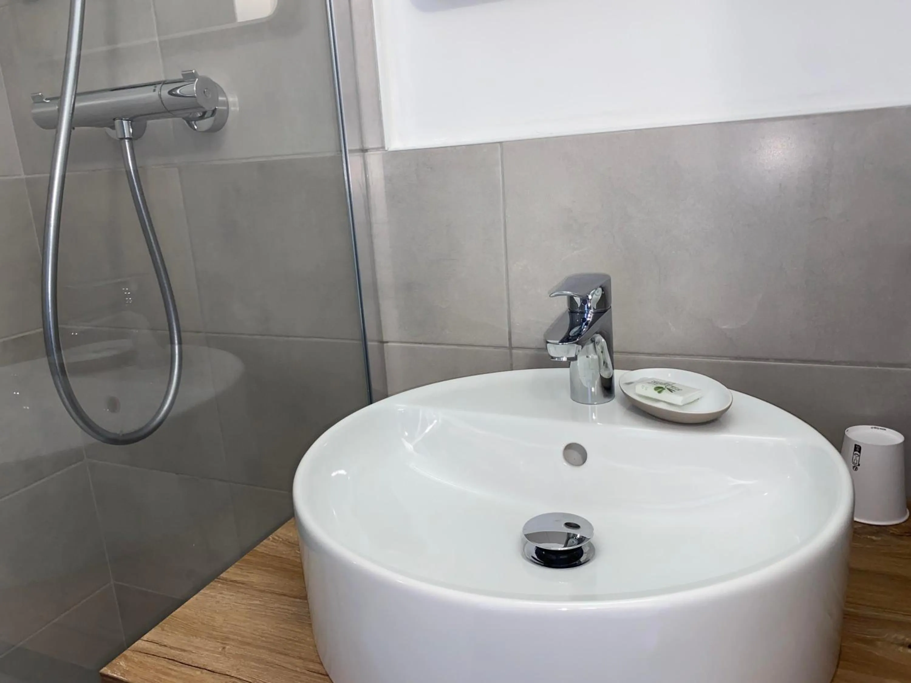 Bathroom in Aka Lodge Lyon Eurexpo Arena Stadium