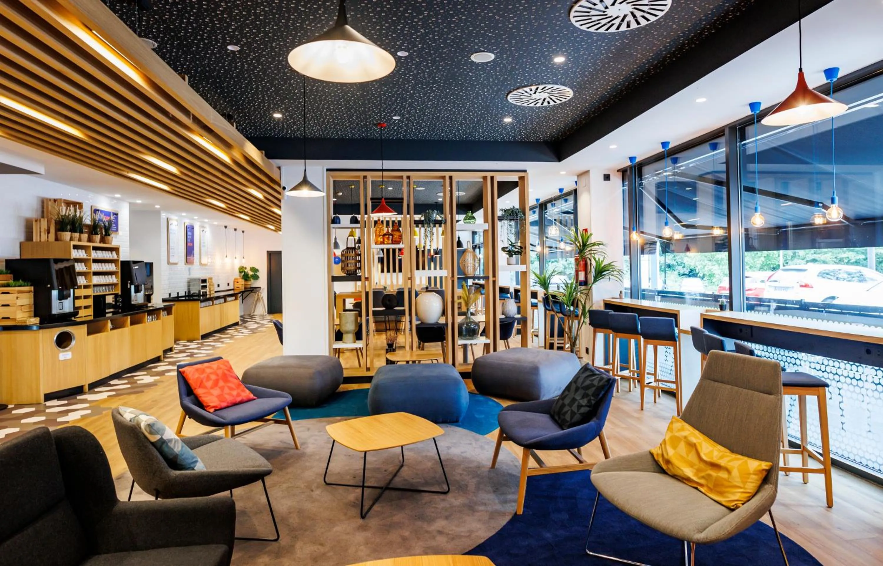Communal lounge/ TV room in Holiday Inn Express Bilbao Airport by IHG