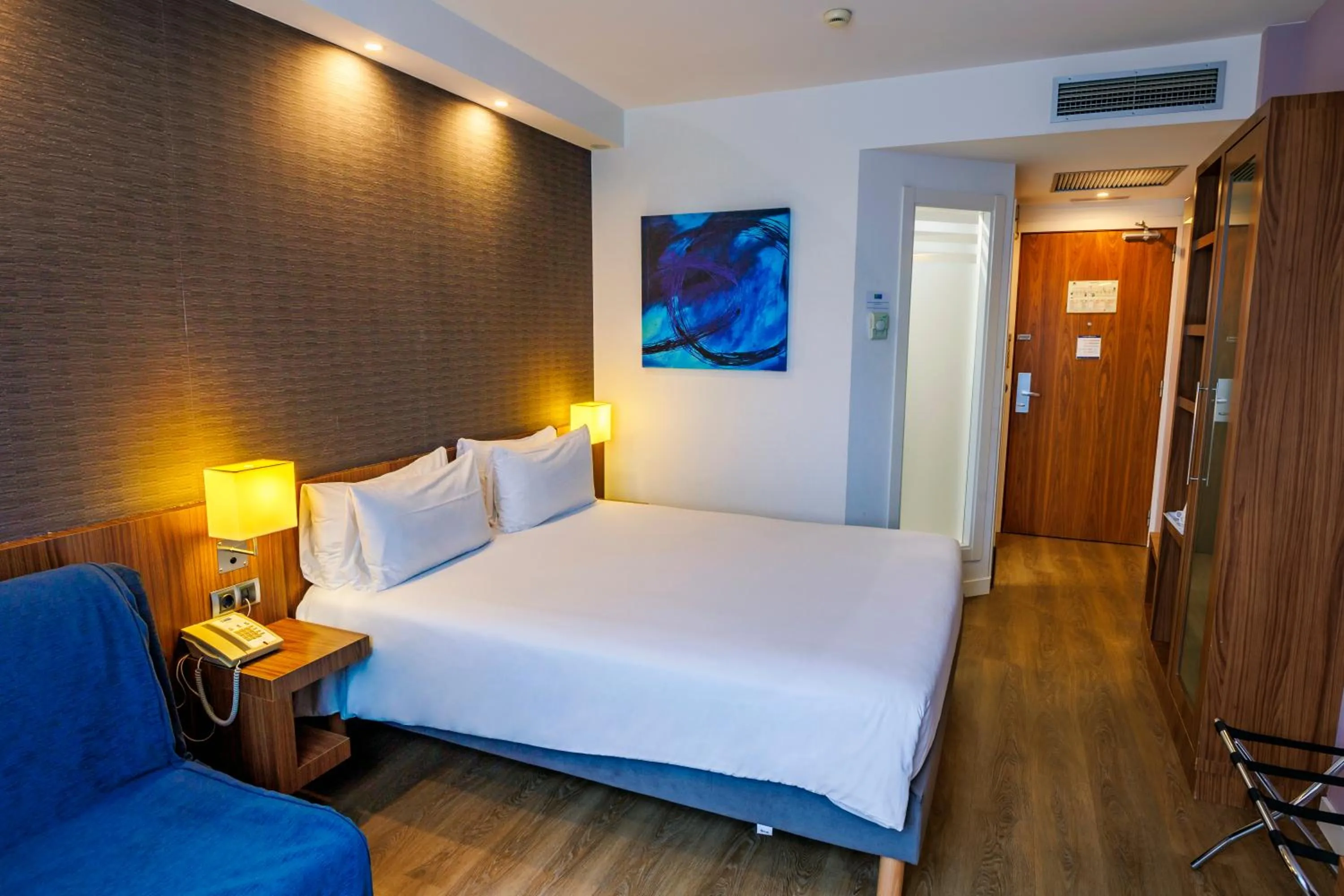 Photo of the whole room, Bed in Holiday Inn Express Bilbao Airport by IHG