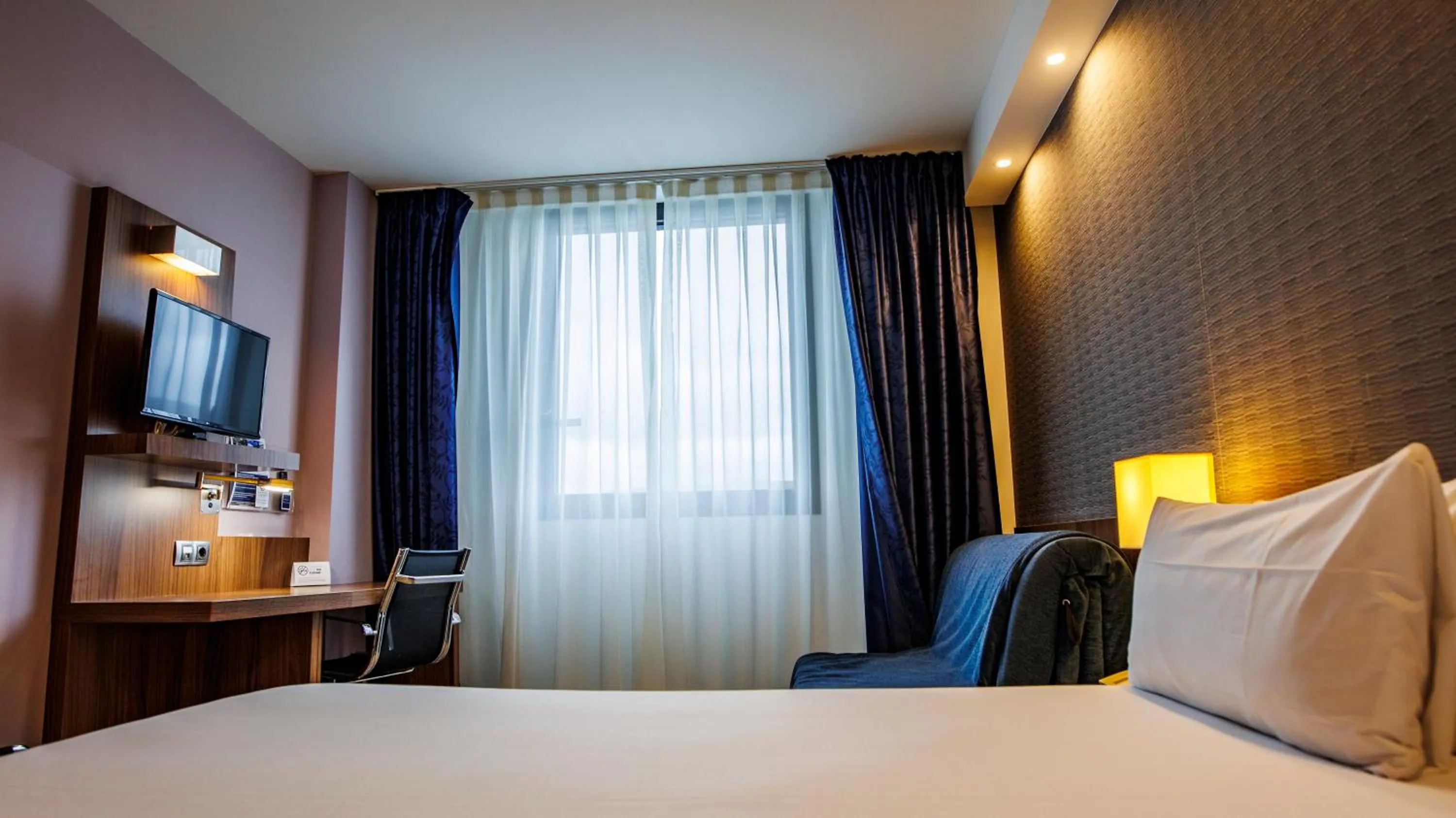 Photo of the whole room, Bed in Holiday Inn Express Bilbao Airport by IHG
