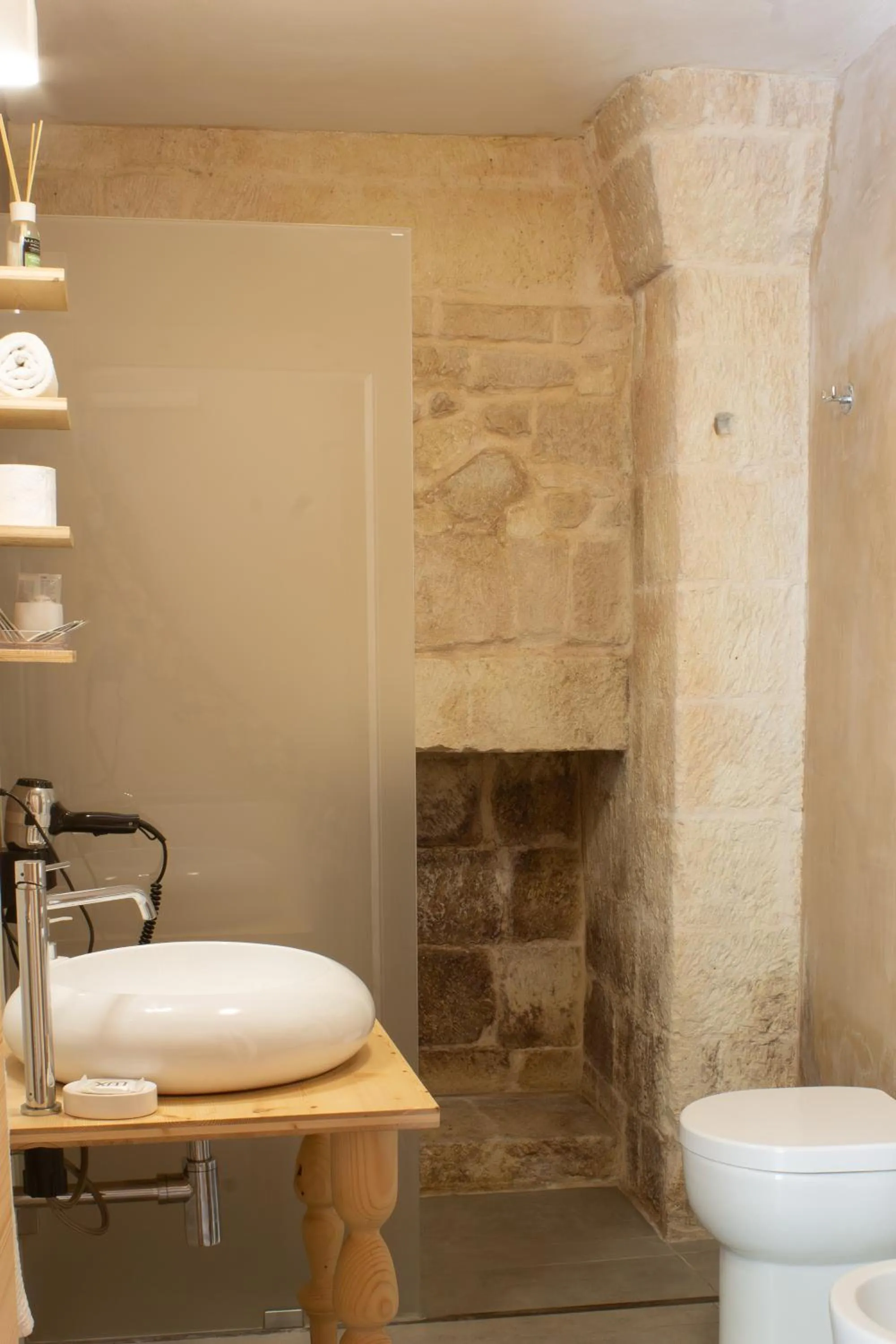 Bathroom in Kabala Bed and Breakfast