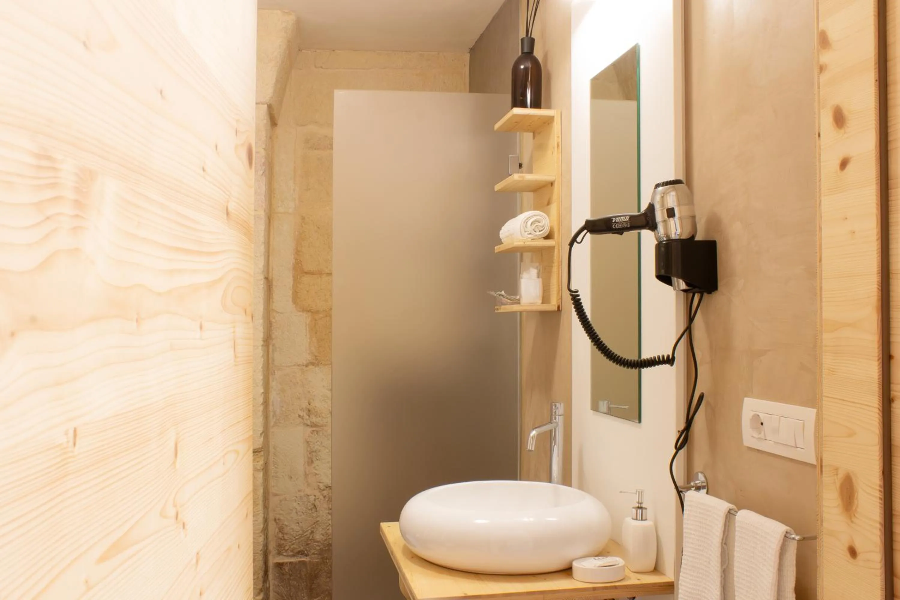 Shower in Kabala Bed and Breakfast
