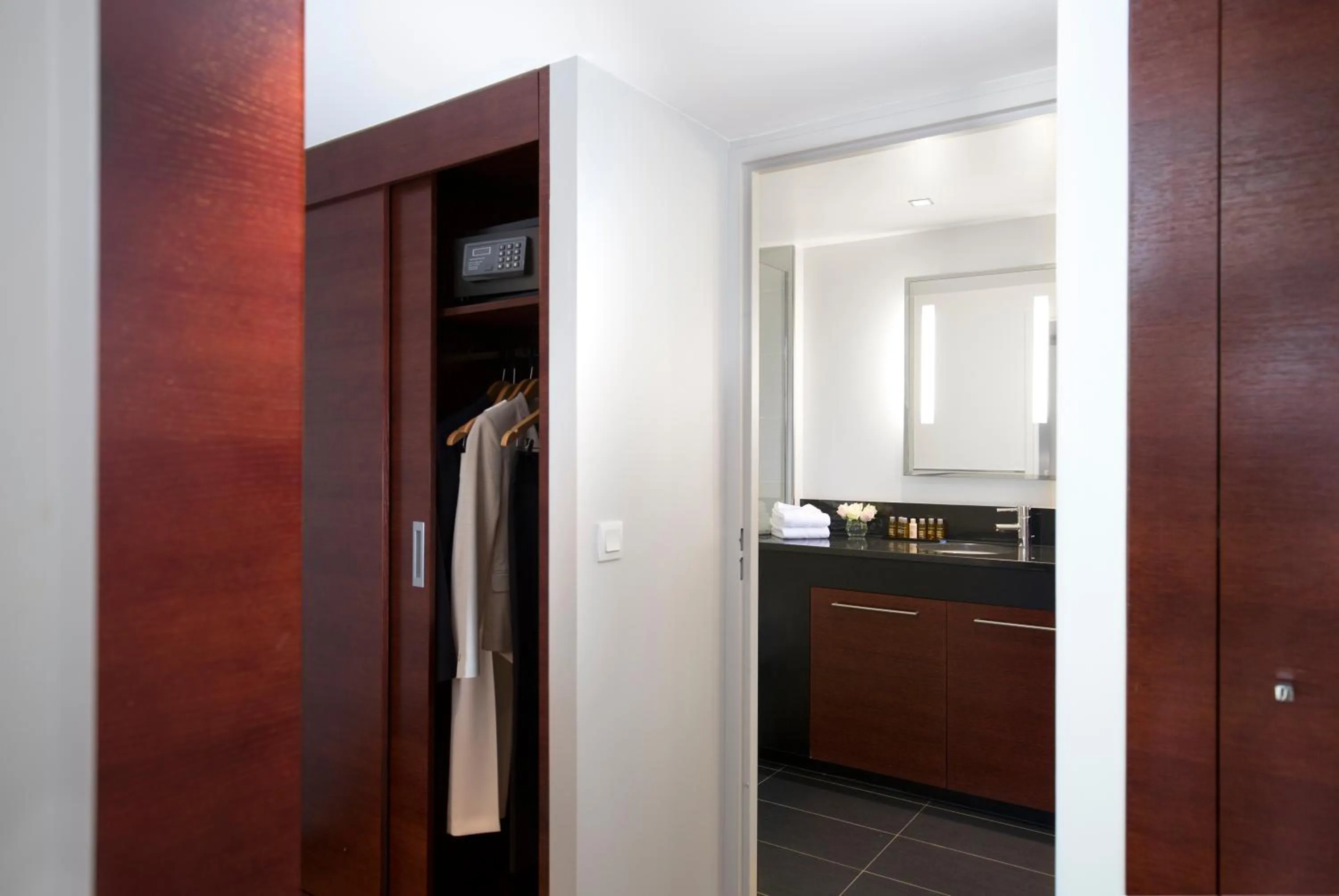 wardrobe in Relais Spa Val d'Europe