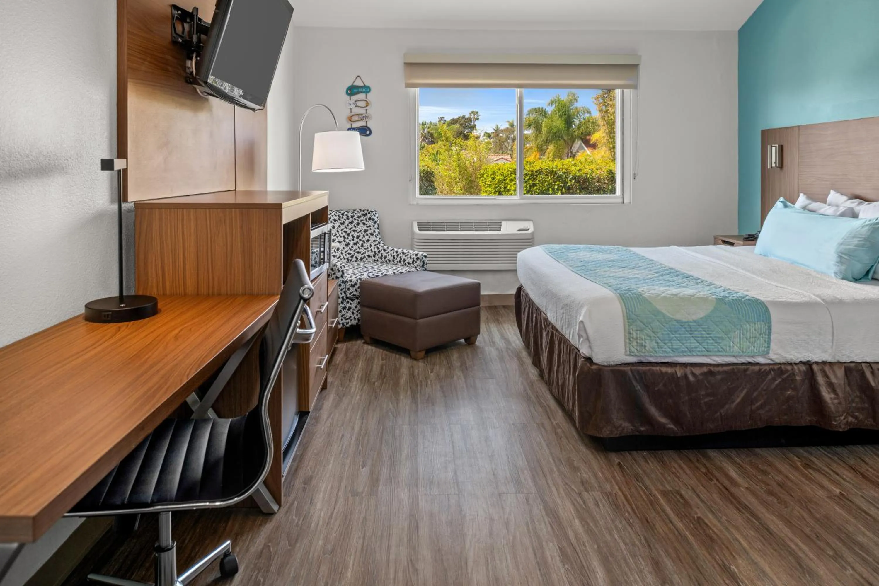 TV and multimedia, Bed in Brisa Pacific Hotel Encinitas