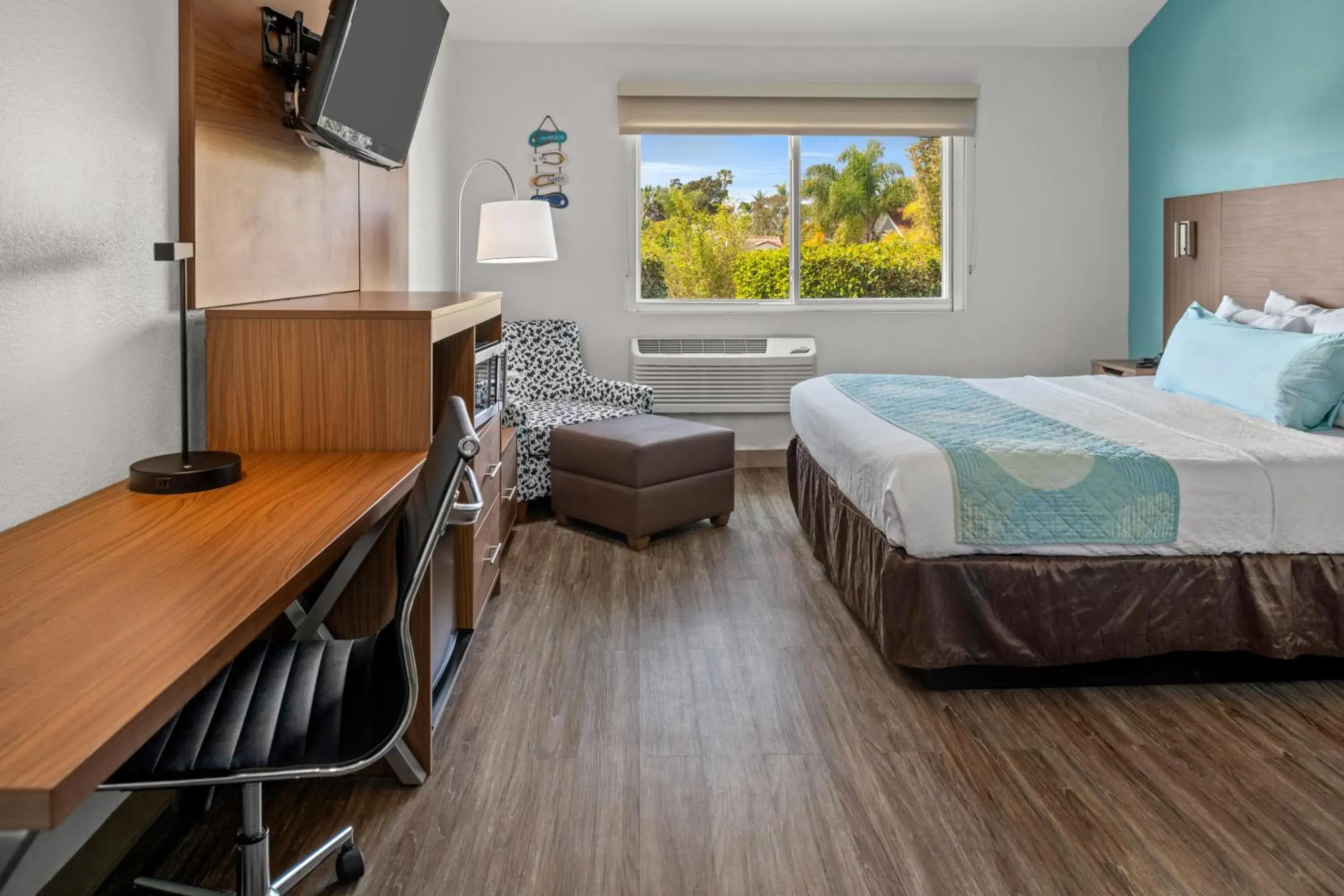 TV and multimedia, Bed in Brisa Pacific Hotel Encinitas TV and multimedia, Bed in Brisa Pacific Hotel Encinitas