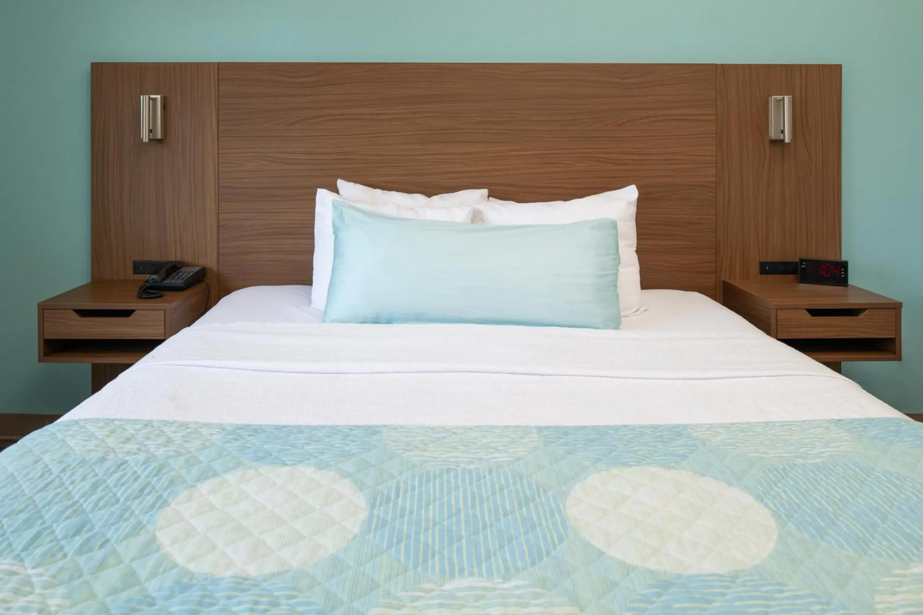 Bed in Brisa Pacific Hotel Encinitas Bed in Brisa Pacific Hotel Encinitas