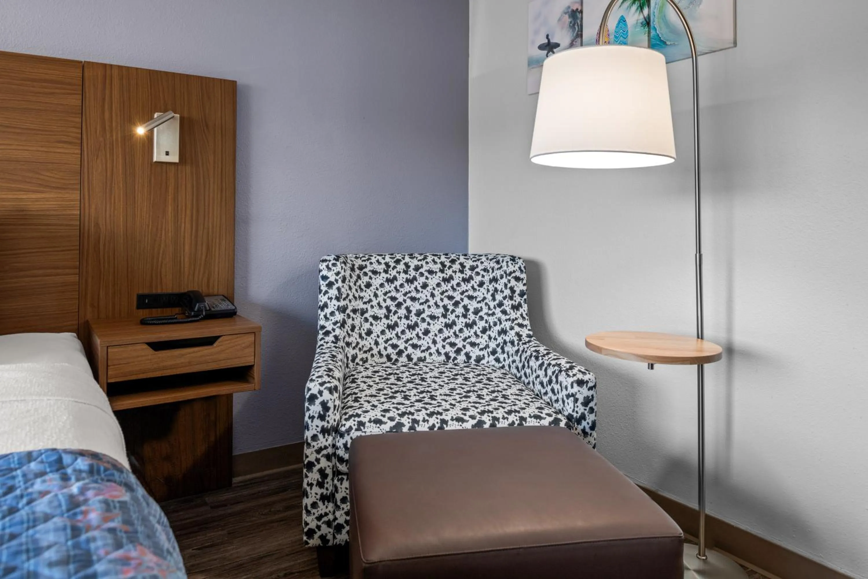 Seating area, Bed in Brisa Pacific Hotel Encinitas